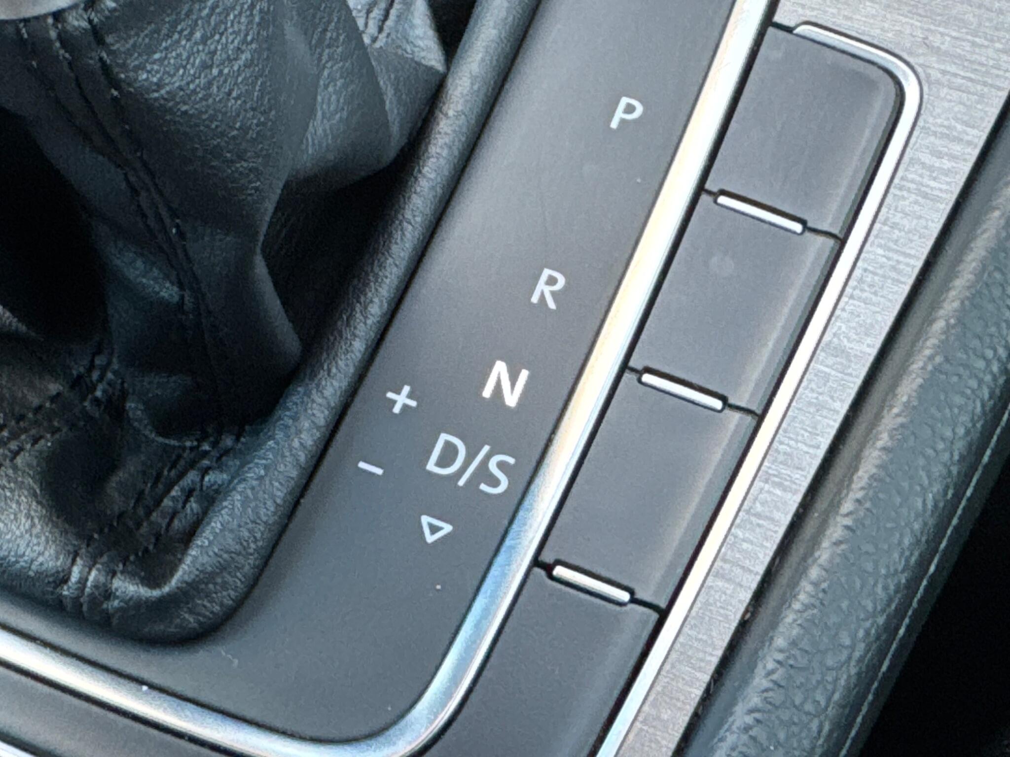 Volkswagen Golf - Image 27