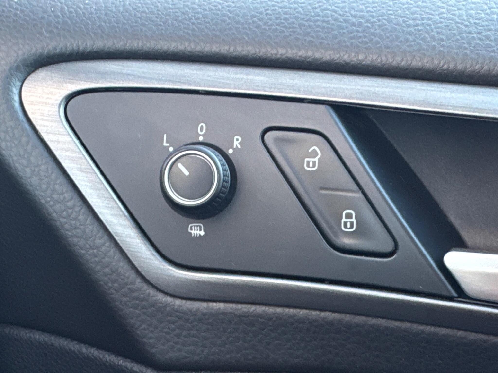 Volkswagen Golf - Image 30