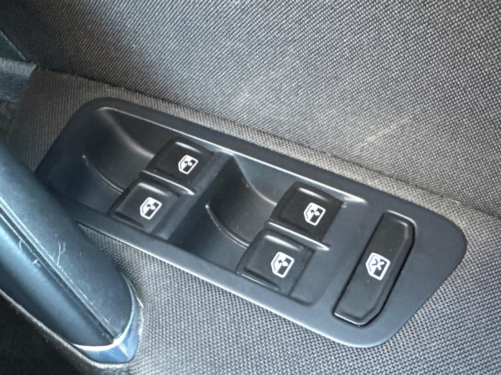 Volkswagen Golf - Image 31