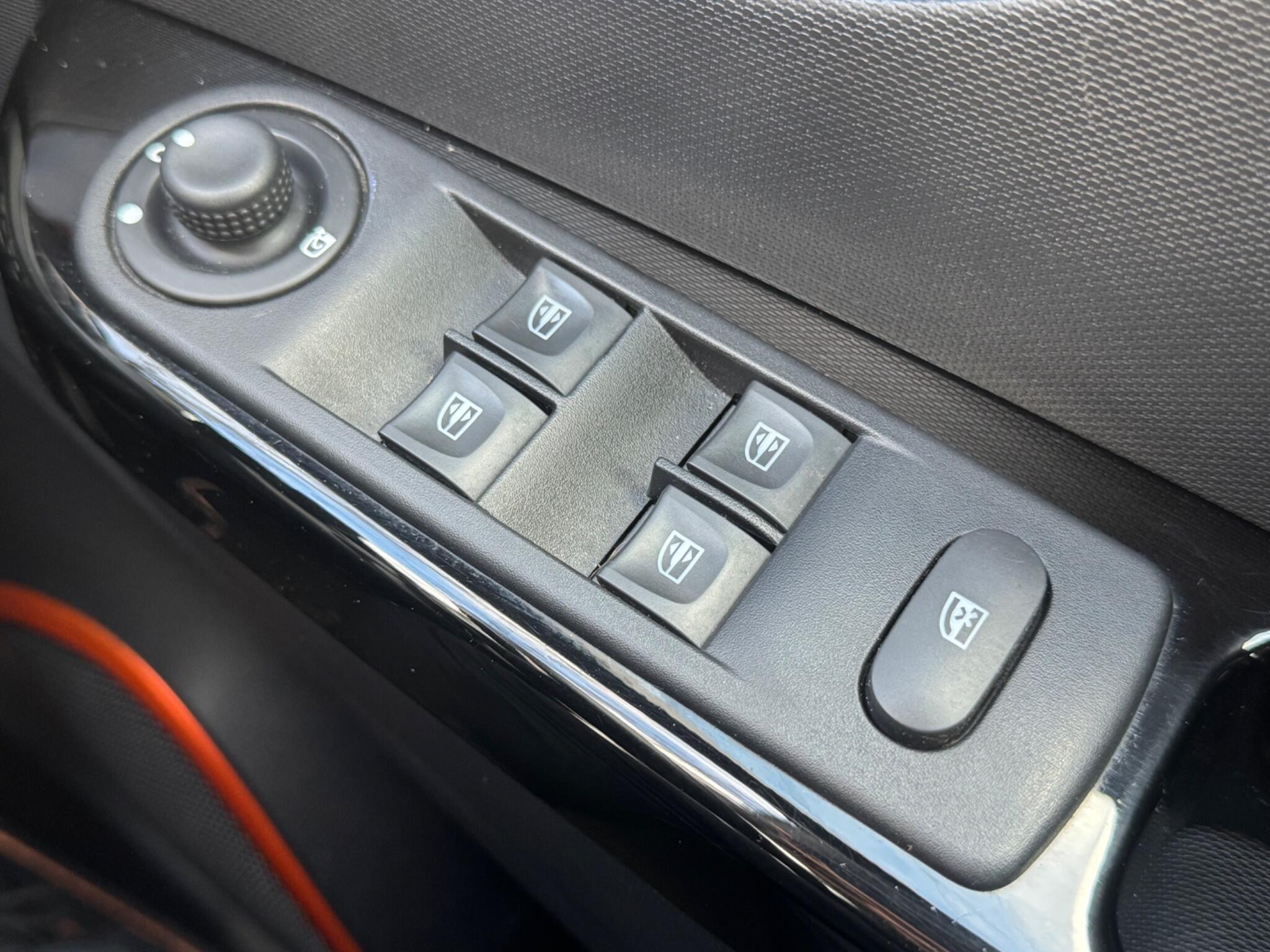 Renault Captur - Image 40