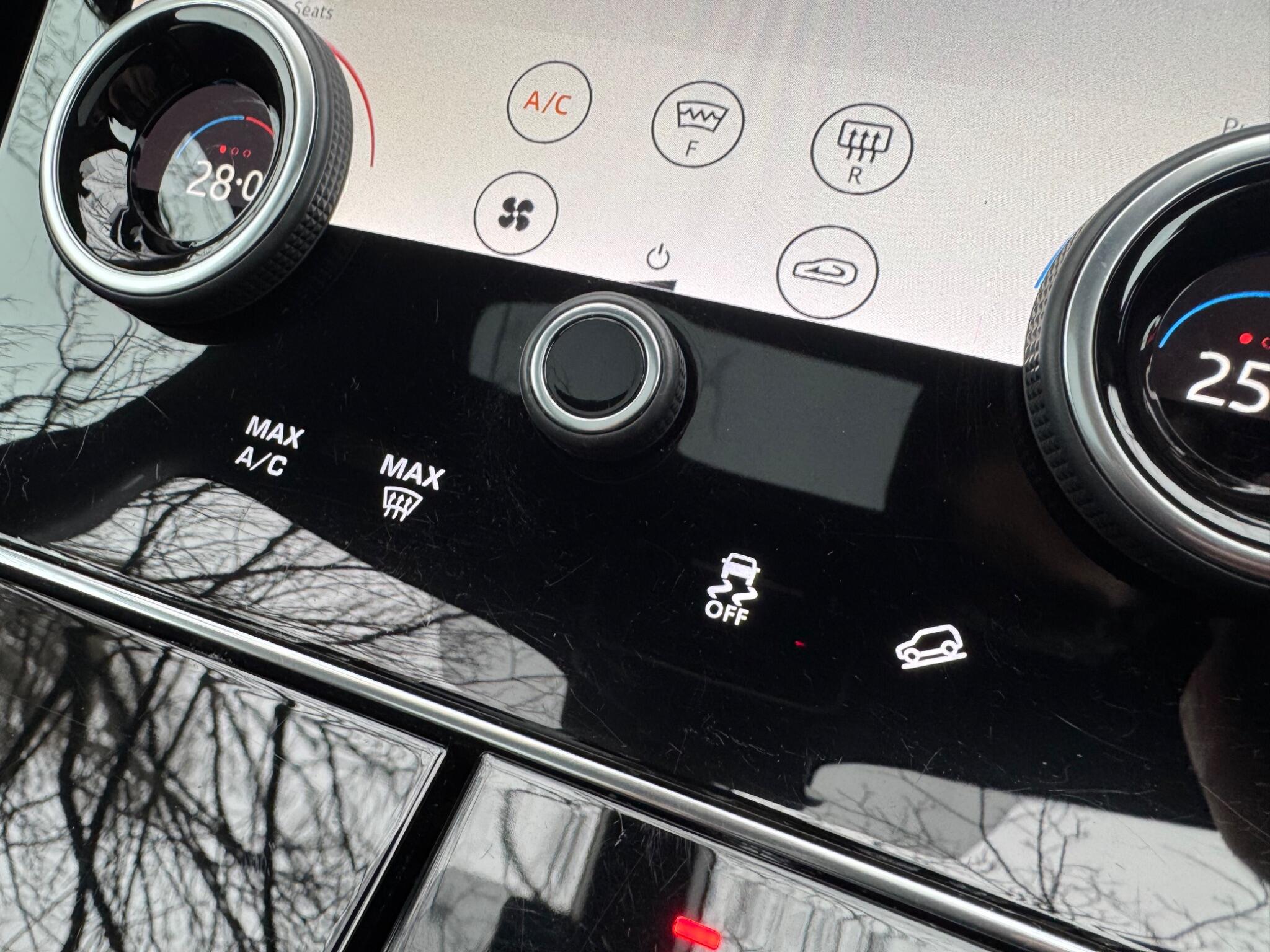Land Rover Range Rover Velar - Image 32