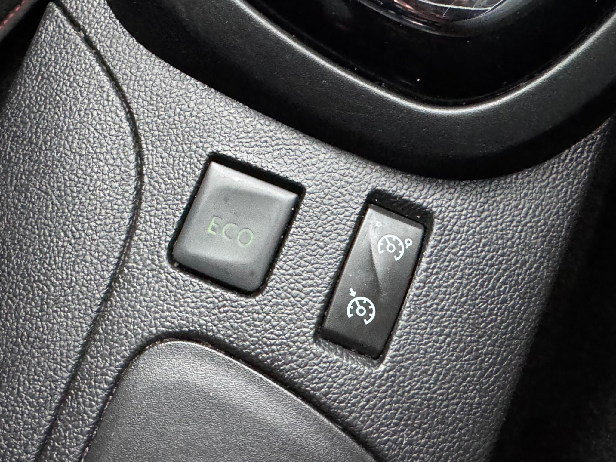 Renault Captur - Image 35