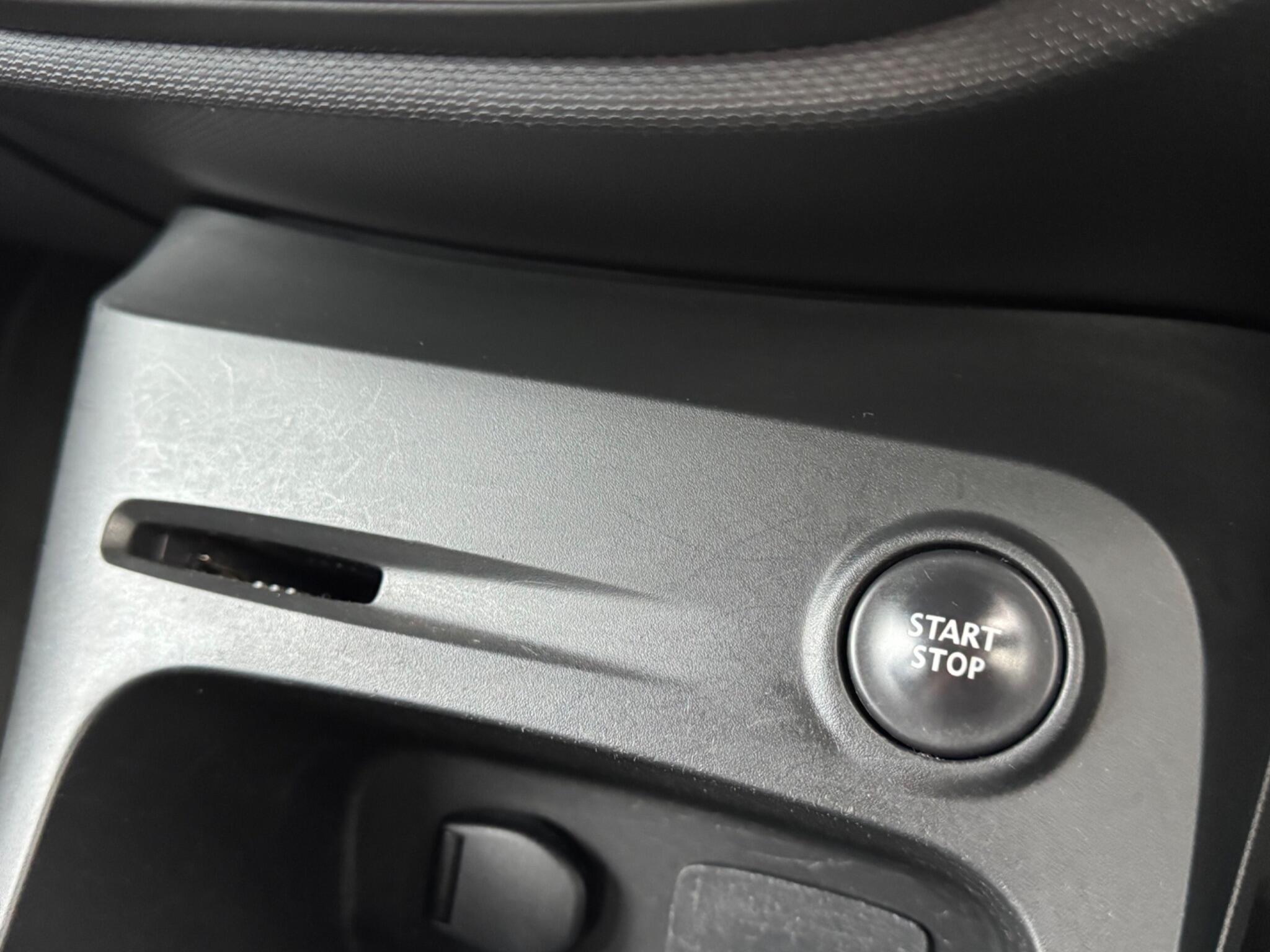 Renault Captur - Image 28