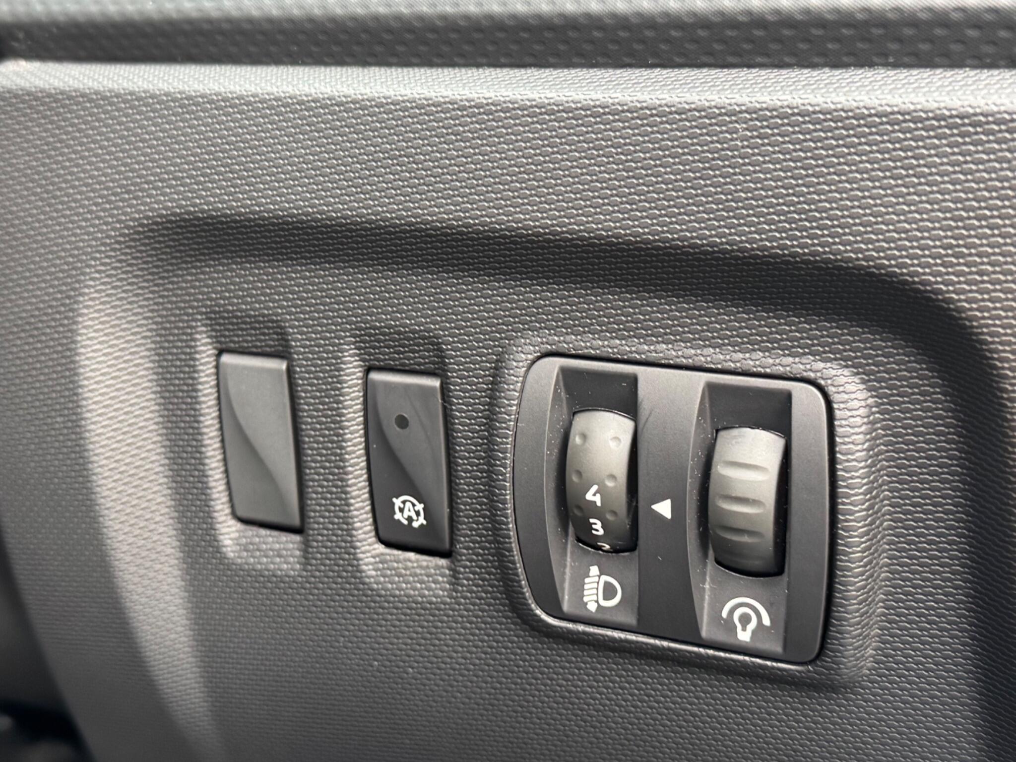 Renault Captur - Image 32