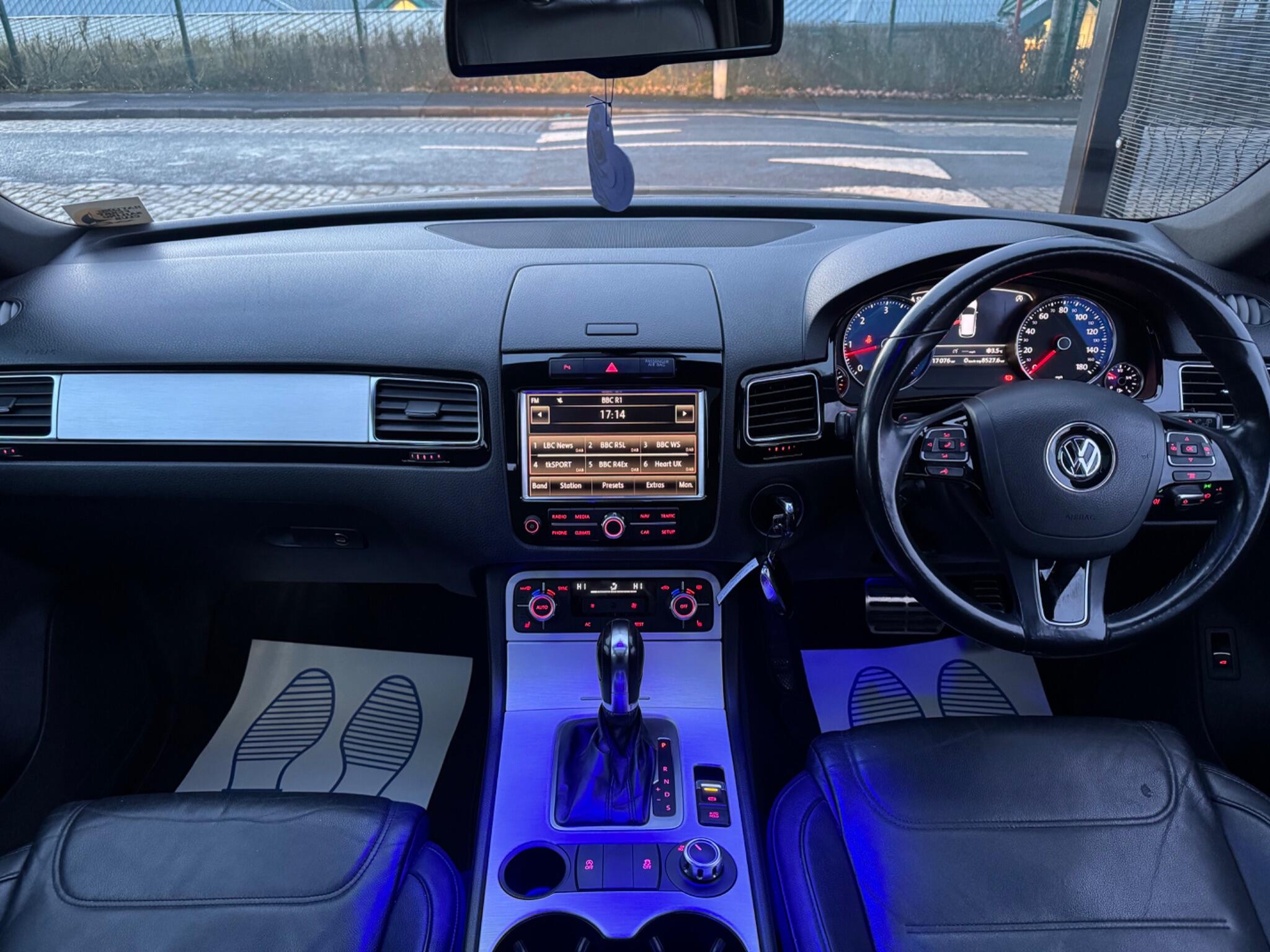 Volkswagen Touareg - Image 25