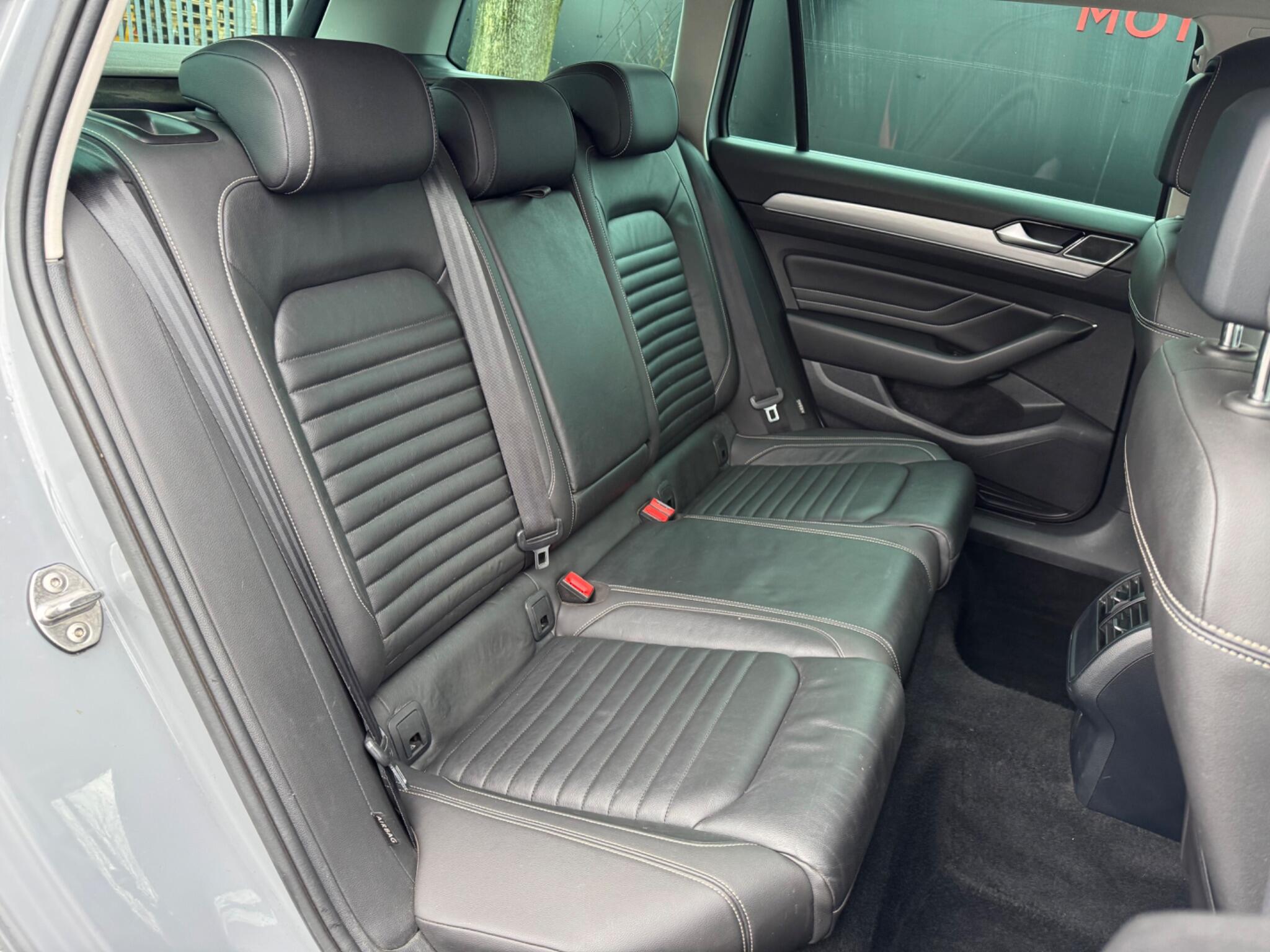 Volkswagen Passat - Image 21