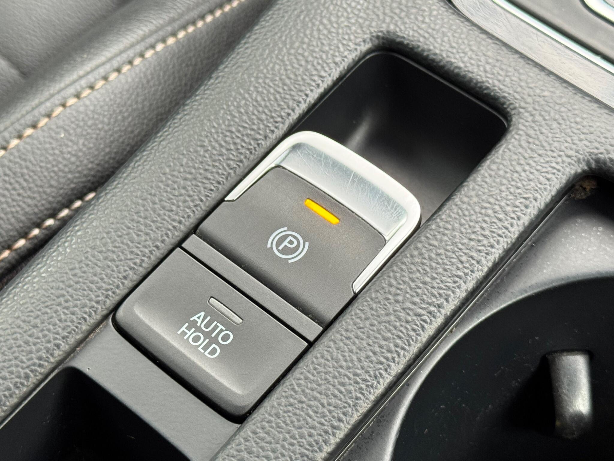 Volkswagen Passat - Image 31