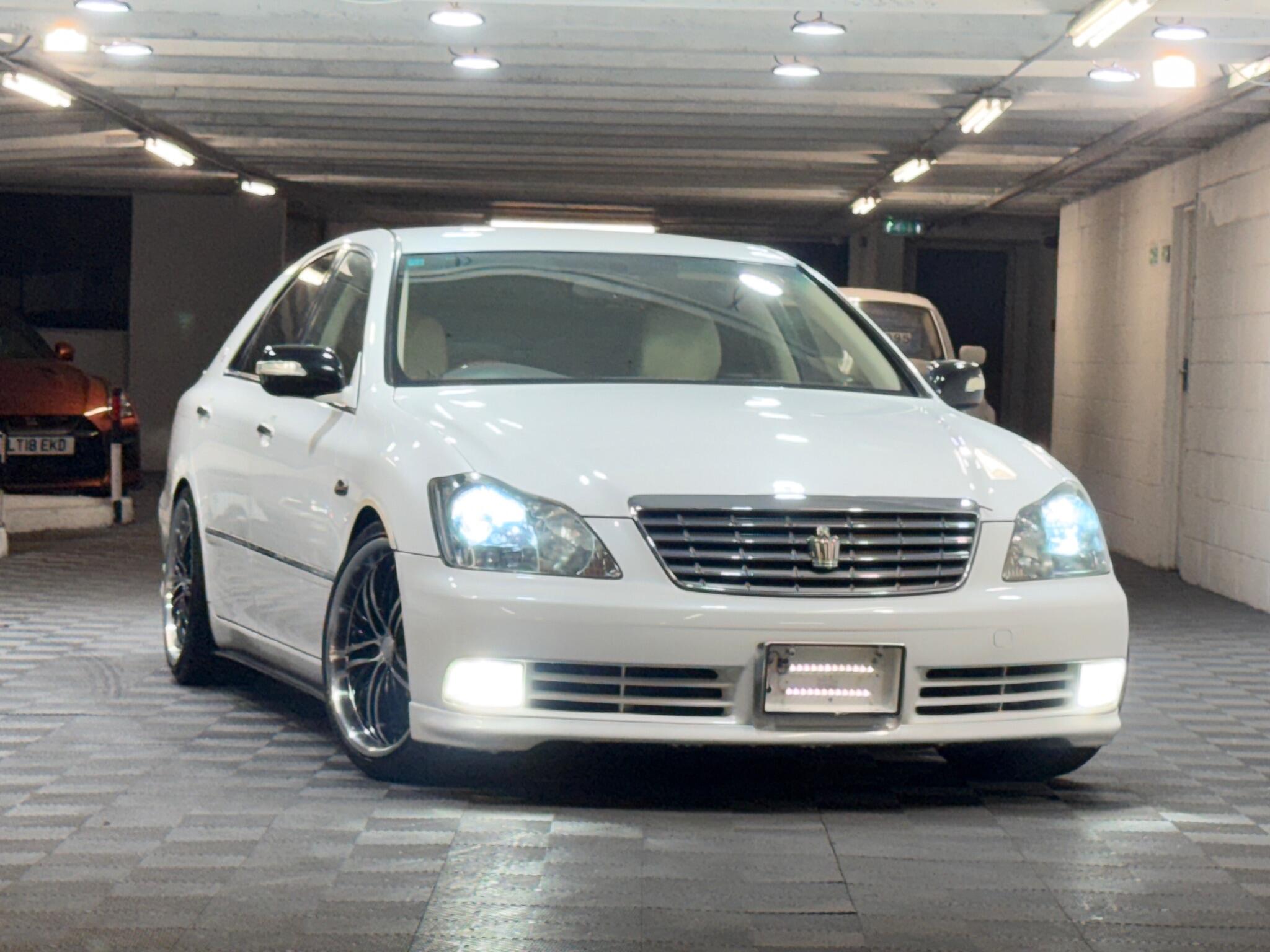Toyota CROWN - Image 2