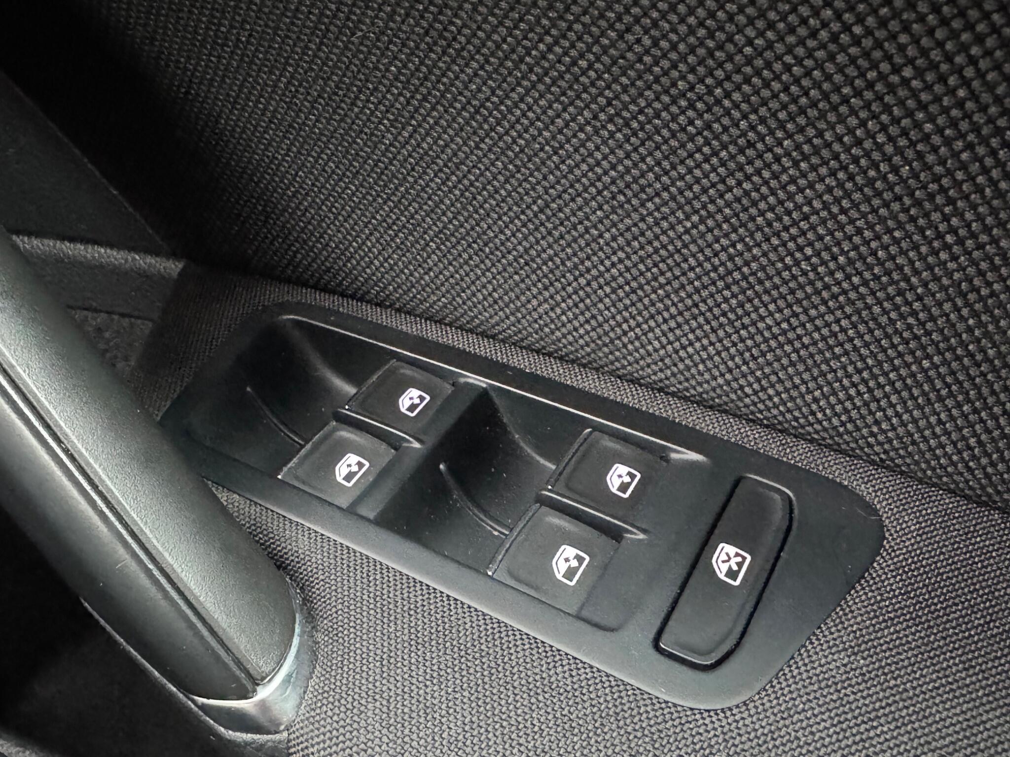 Volkswagen Golf - Image 40