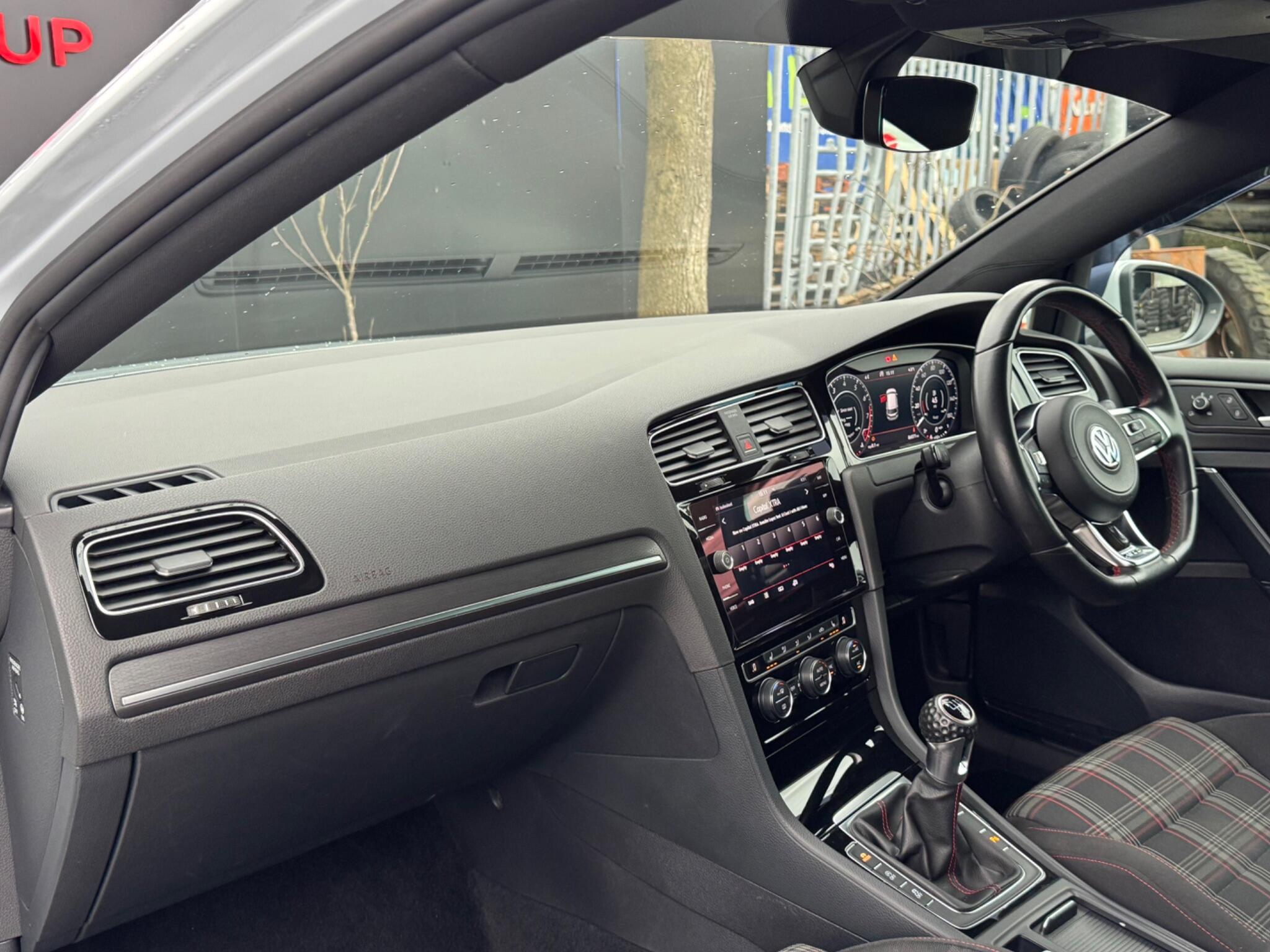 Volkswagen Golf - Image 49