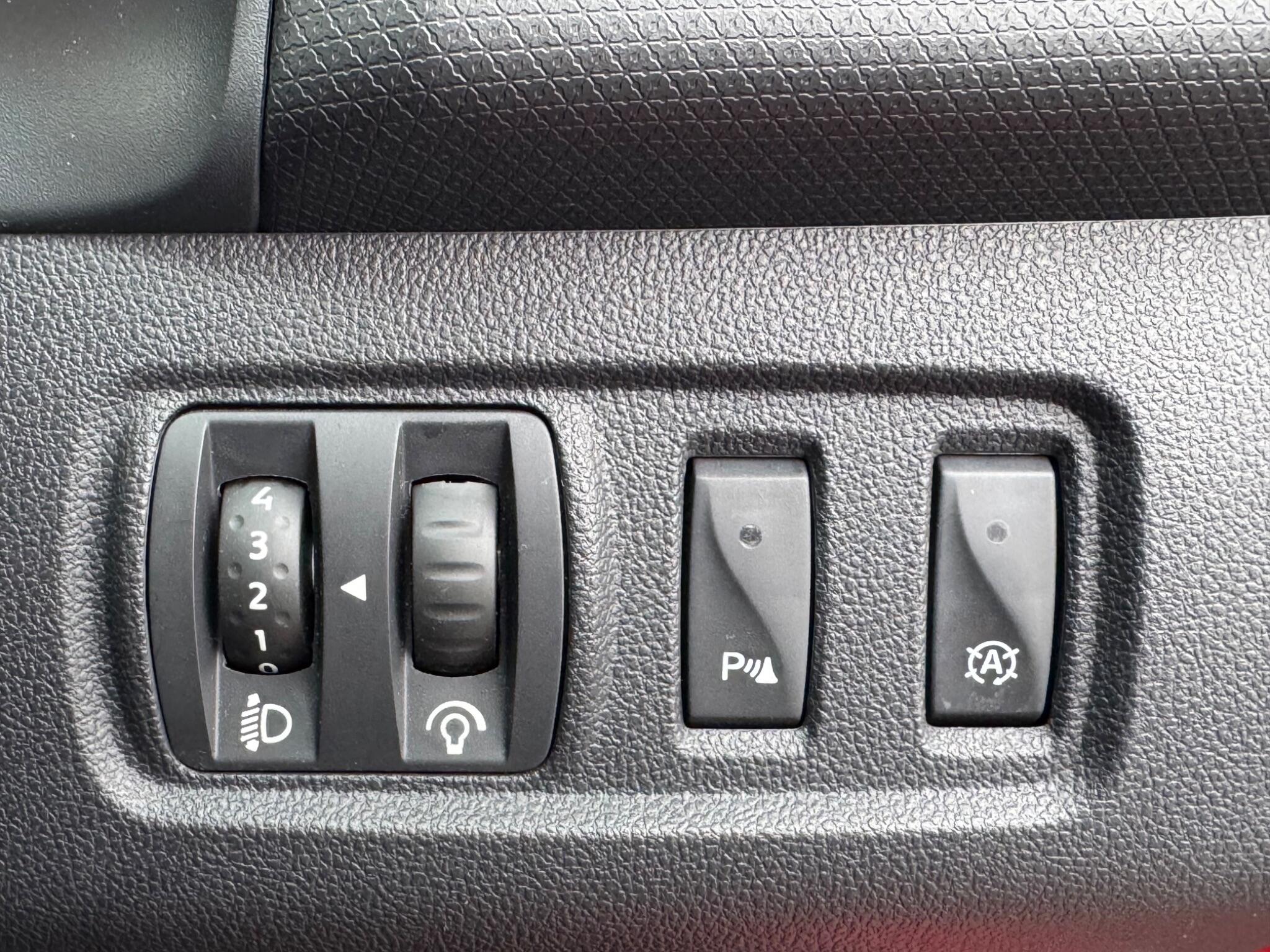 Renault Clio - Image 21