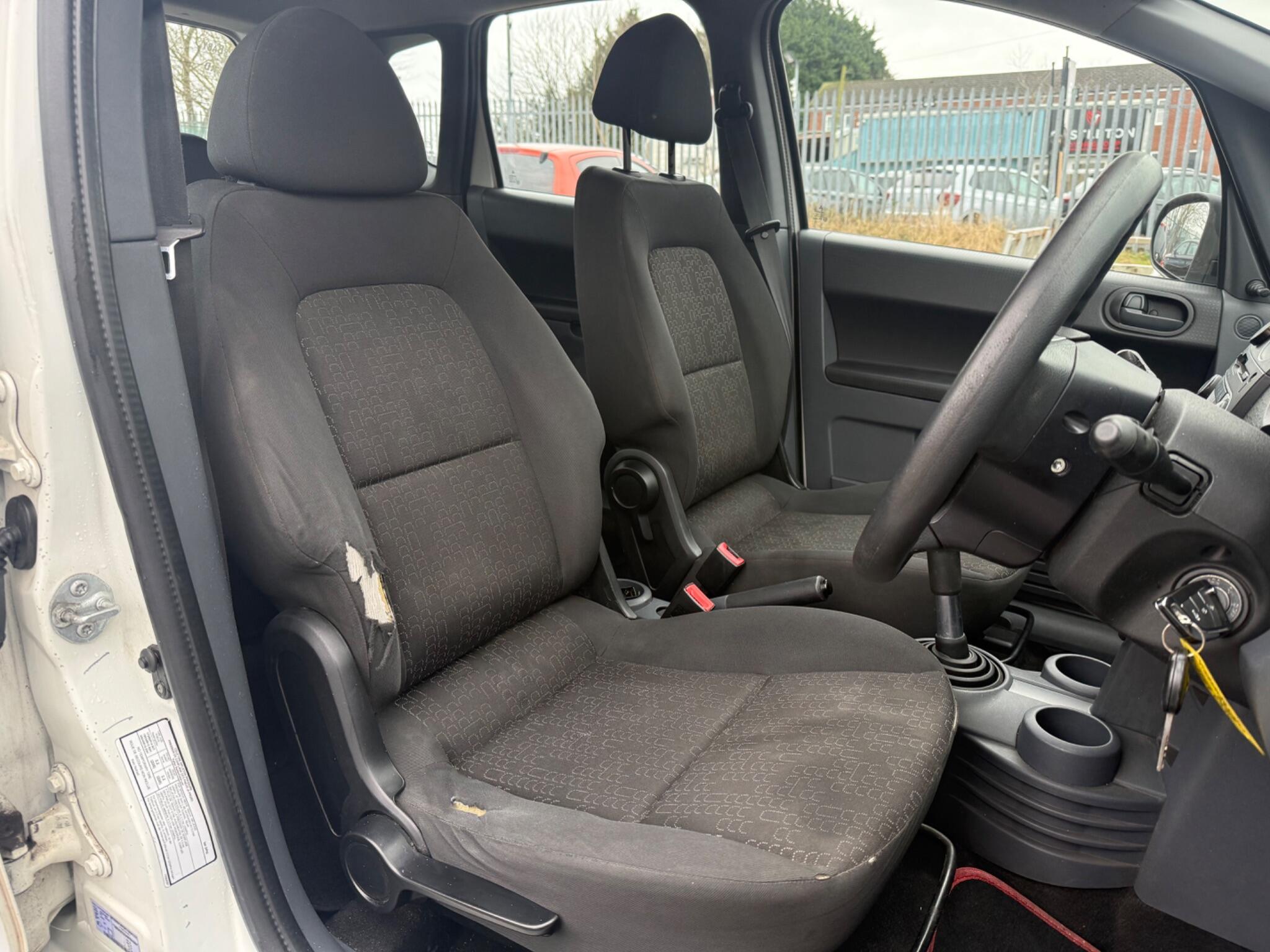 Mitsubishi Colt - Image 10