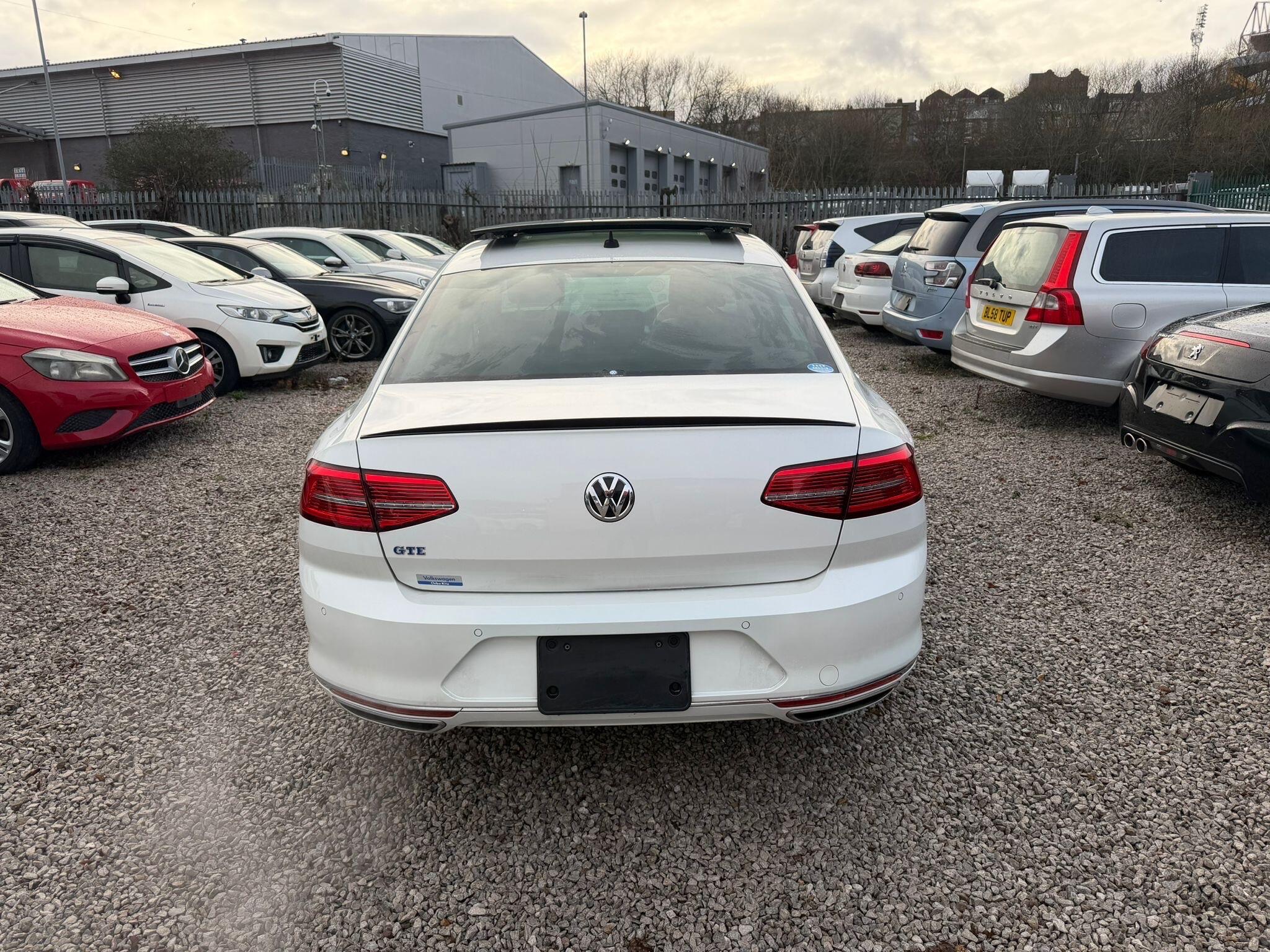 Volkswagen Passat - Image 5