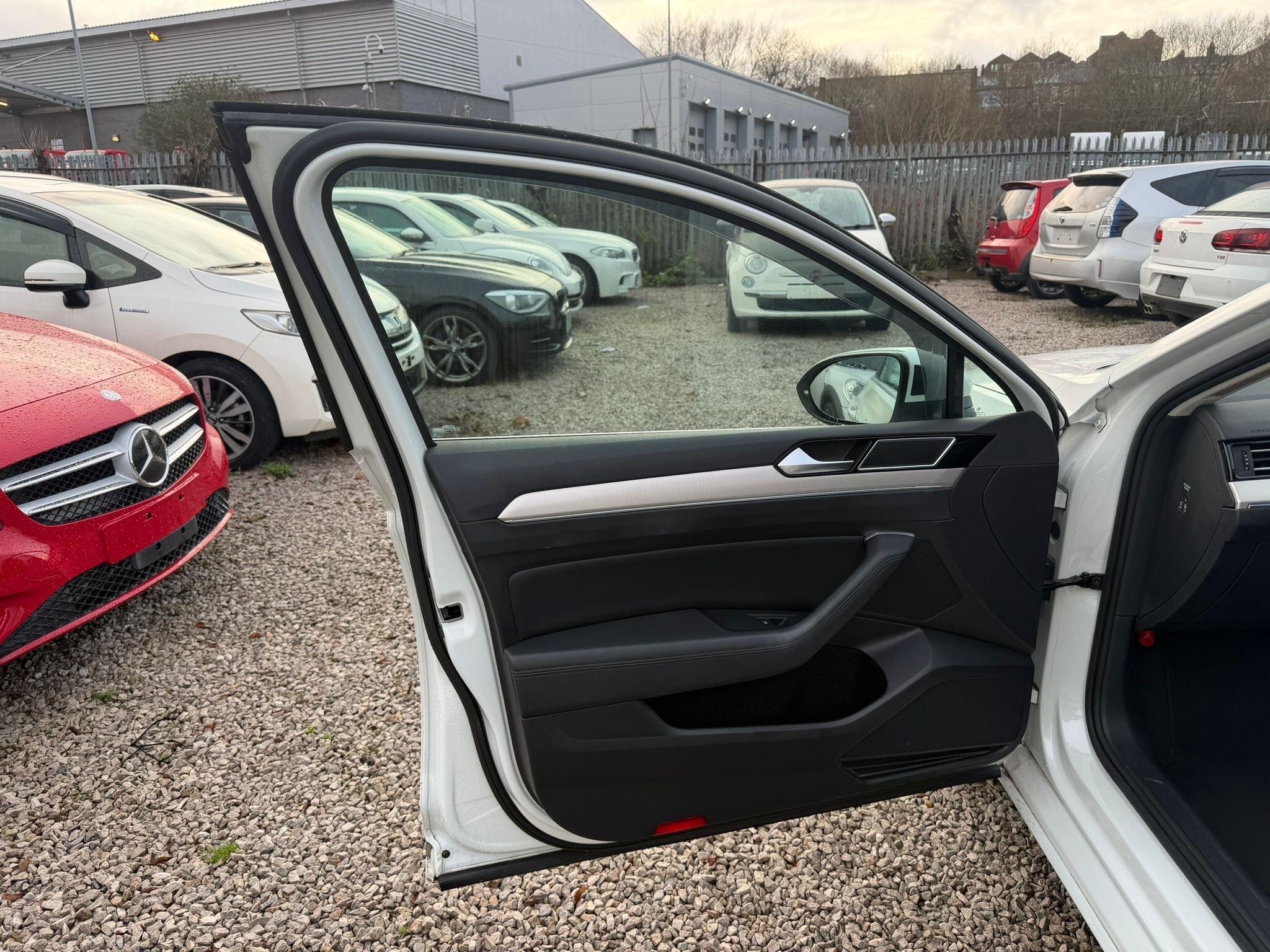 Volkswagen Passat - Image 11