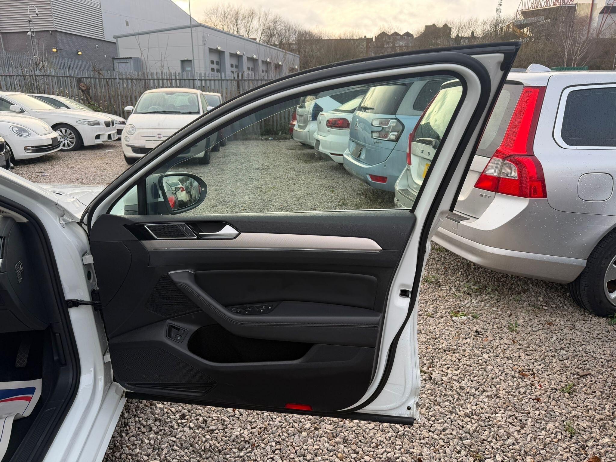 Volkswagen Passat - Image 12