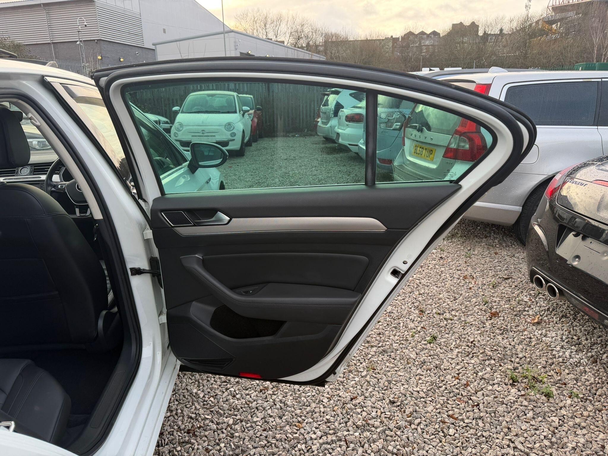 Volkswagen Passat - Image 13