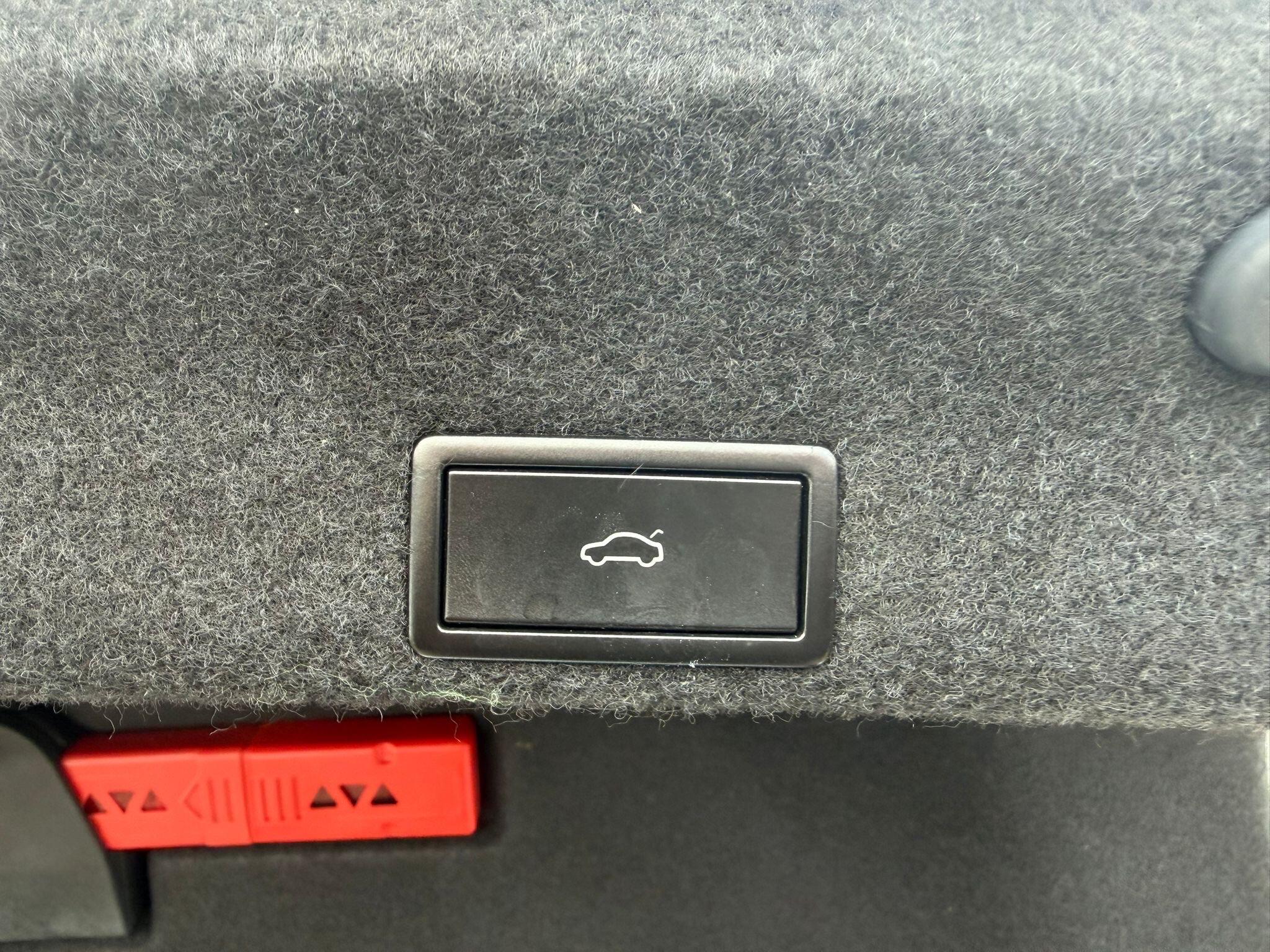 Volkswagen Passat - Image 16