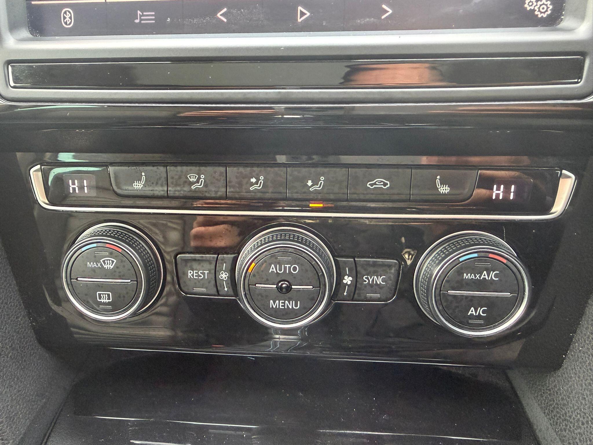 Volkswagen Passat - Image 30