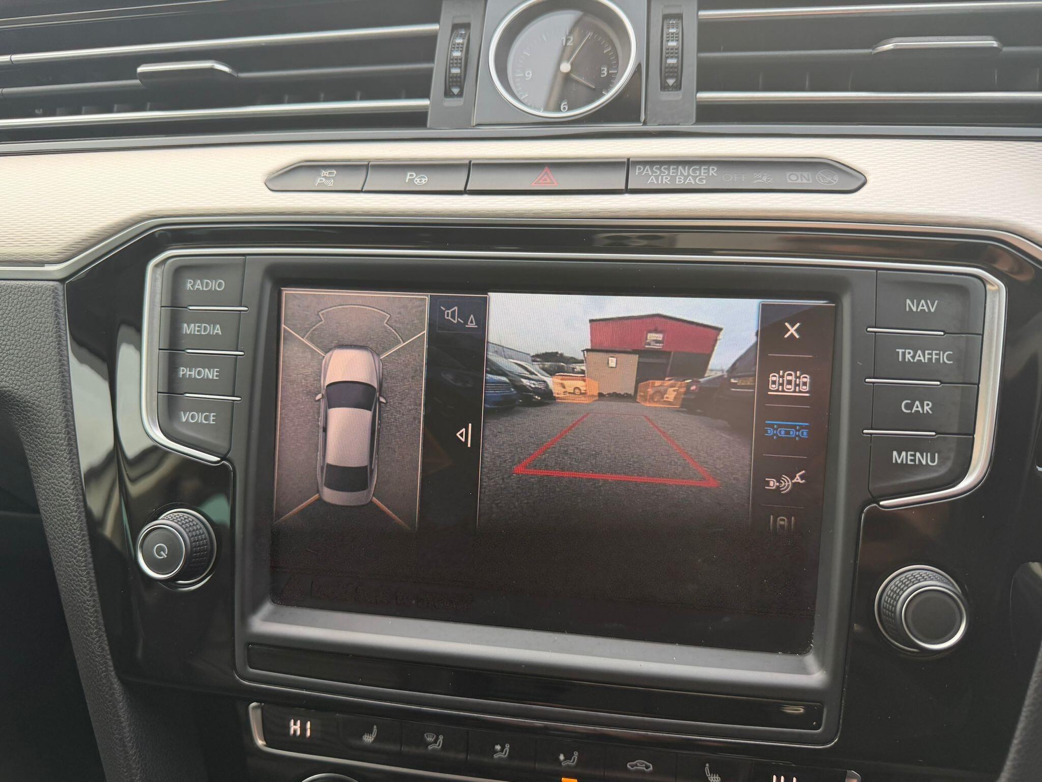 Volkswagen Passat - Image 32