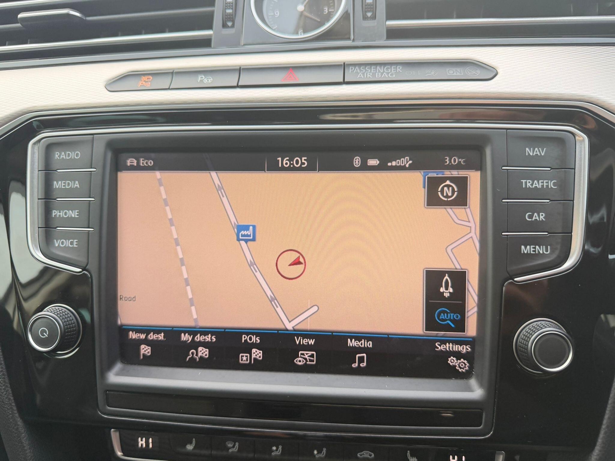 Volkswagen Passat - Image 45