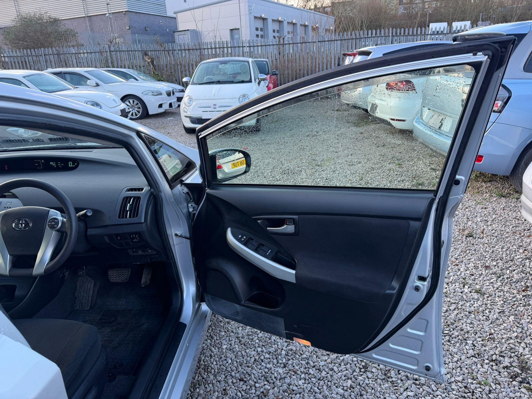 Toyota Prius - Image 8