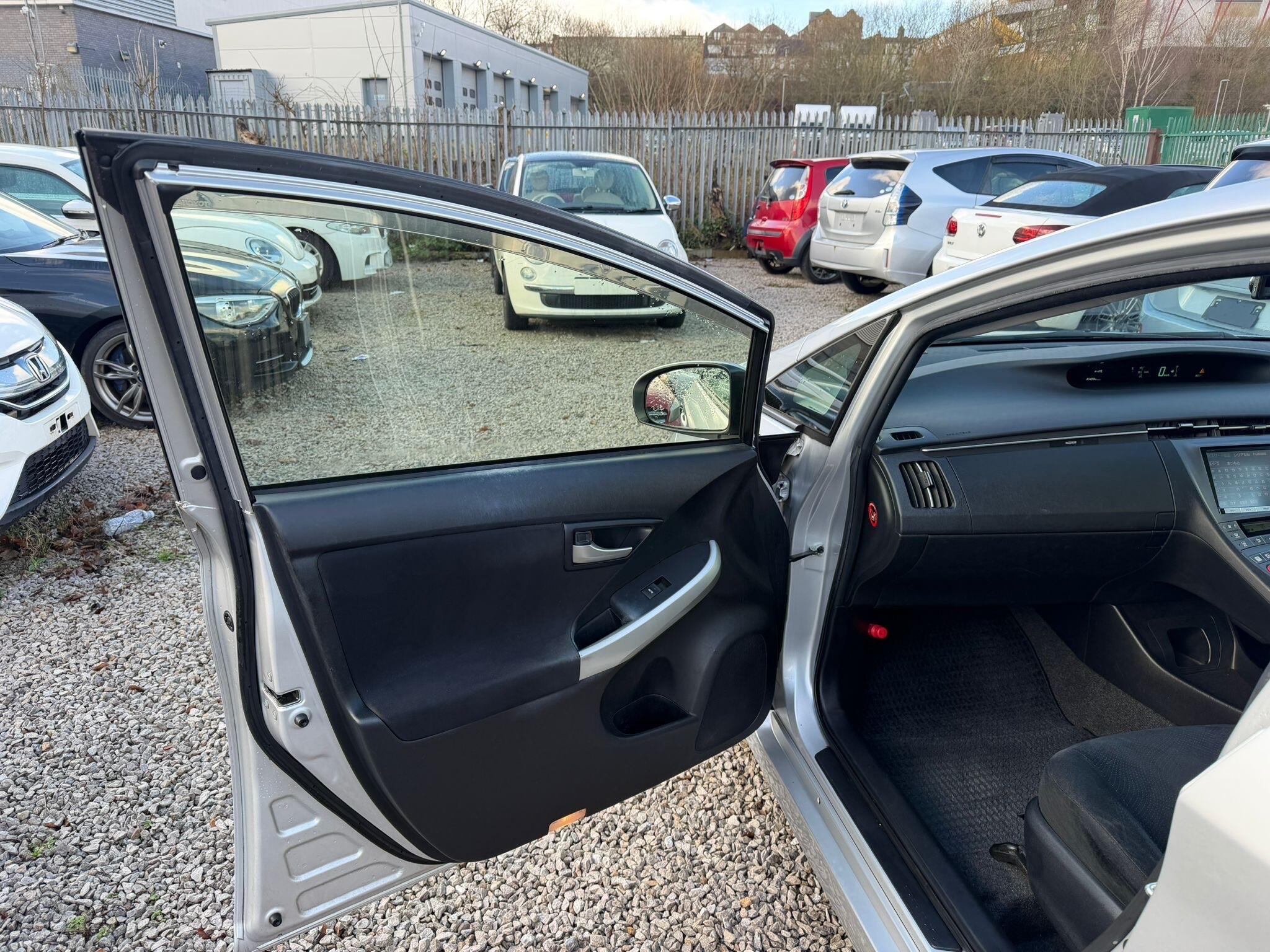 Toyota Prius - Image 10