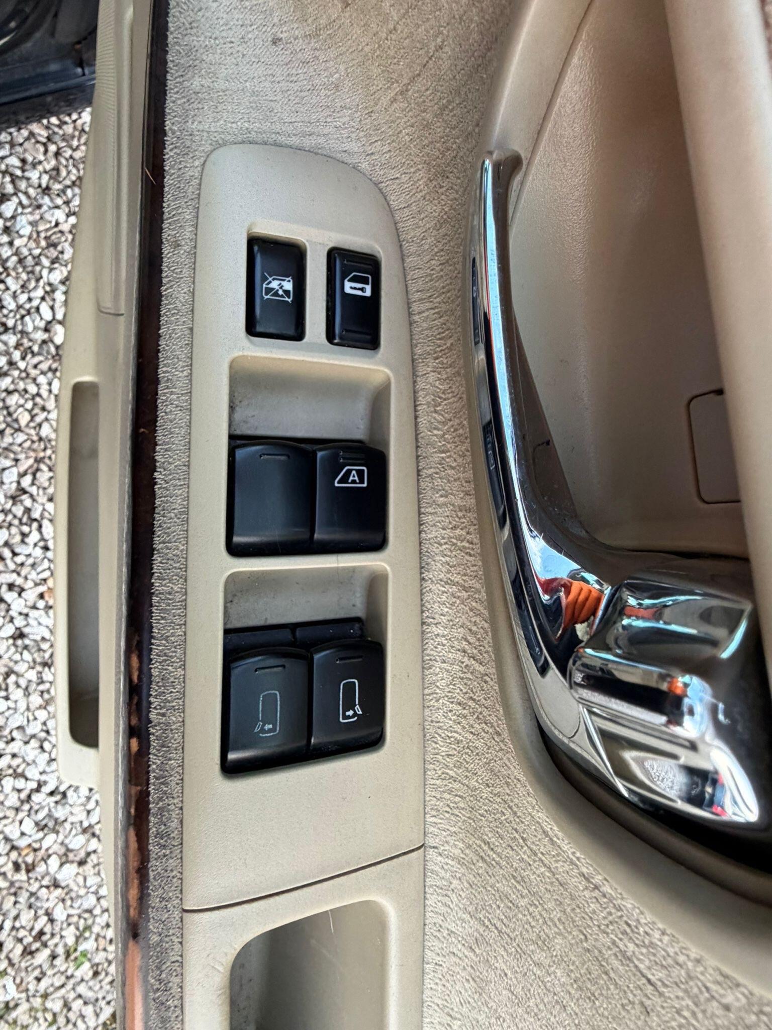 Nissan Elgrand - Image 10