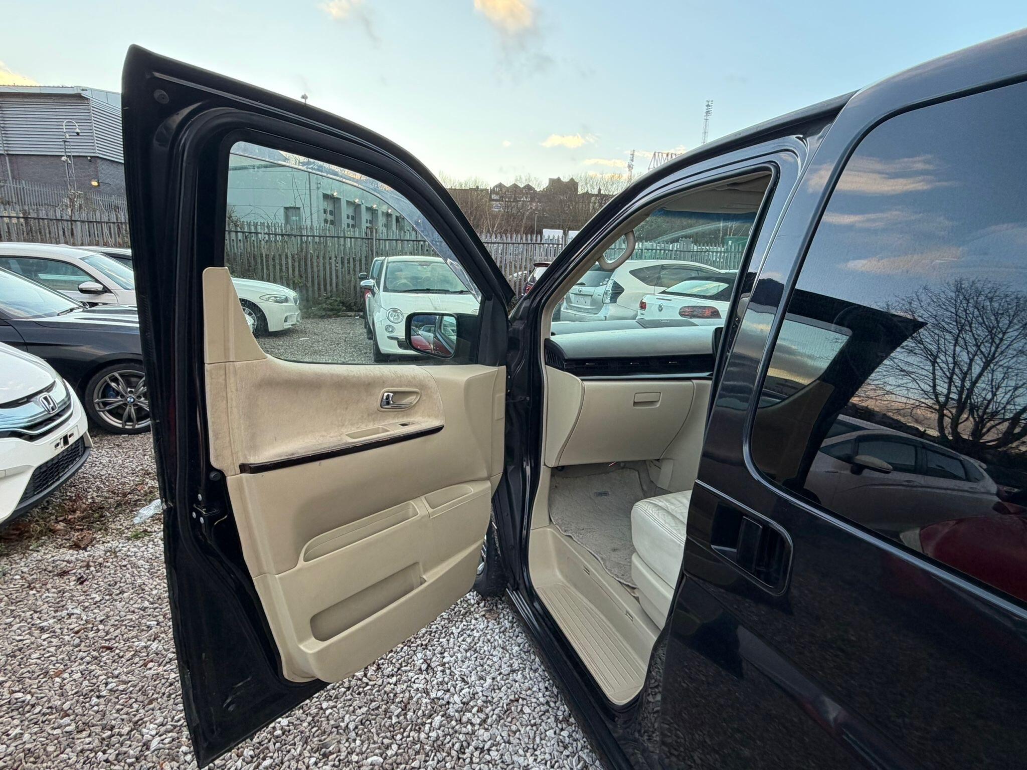 Nissan Elgrand - Image 20