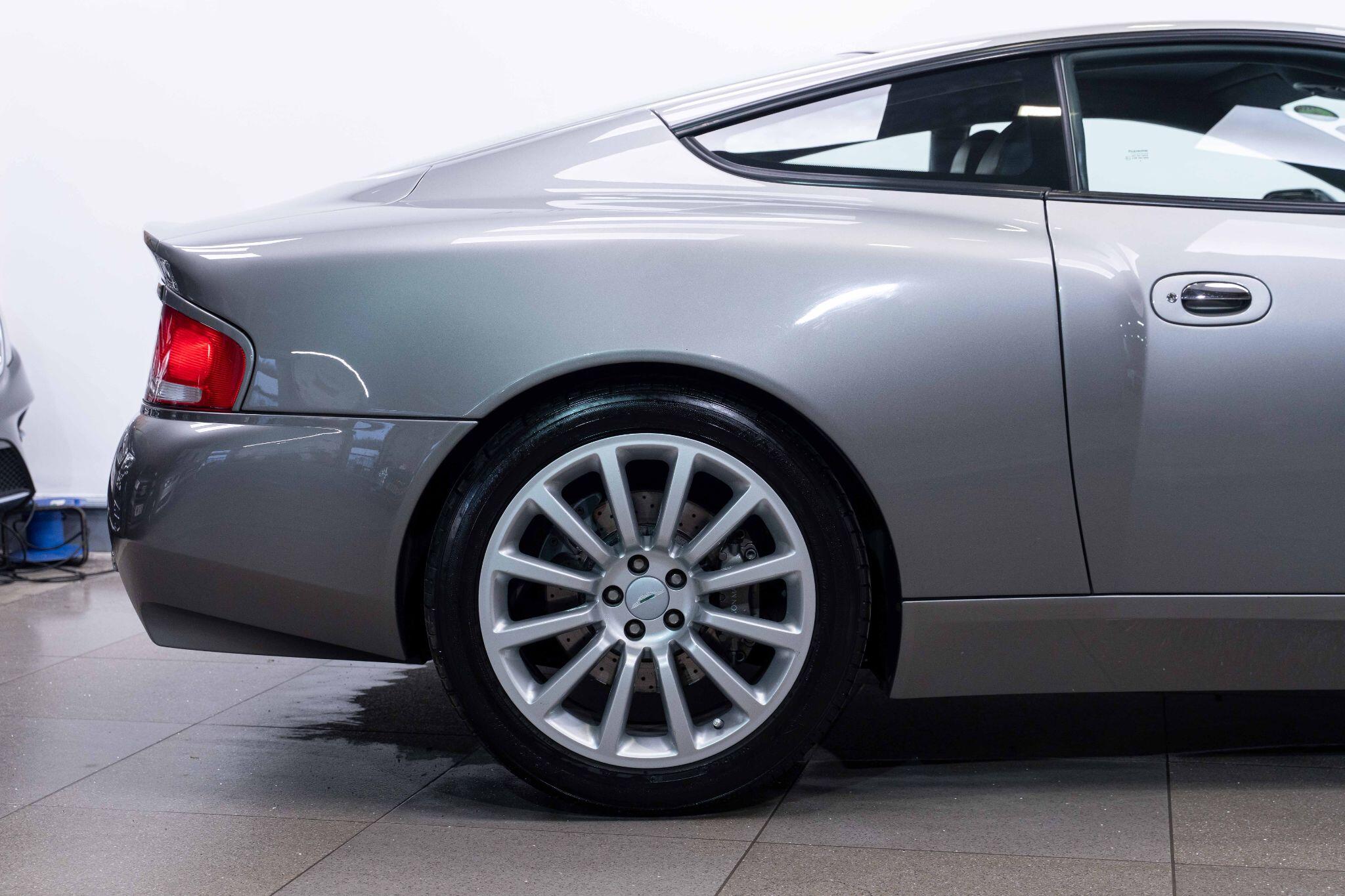 Aston Martin Vanquish - Image 19