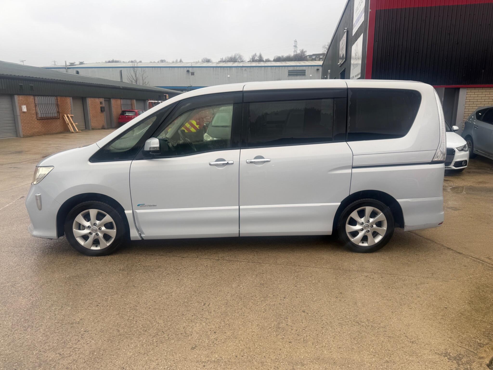 Nissan Serena - Image 4