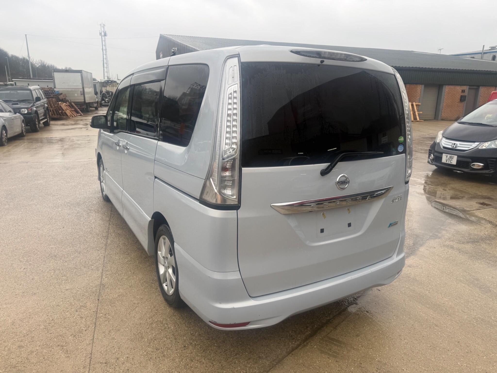 Nissan Serena - Image 5