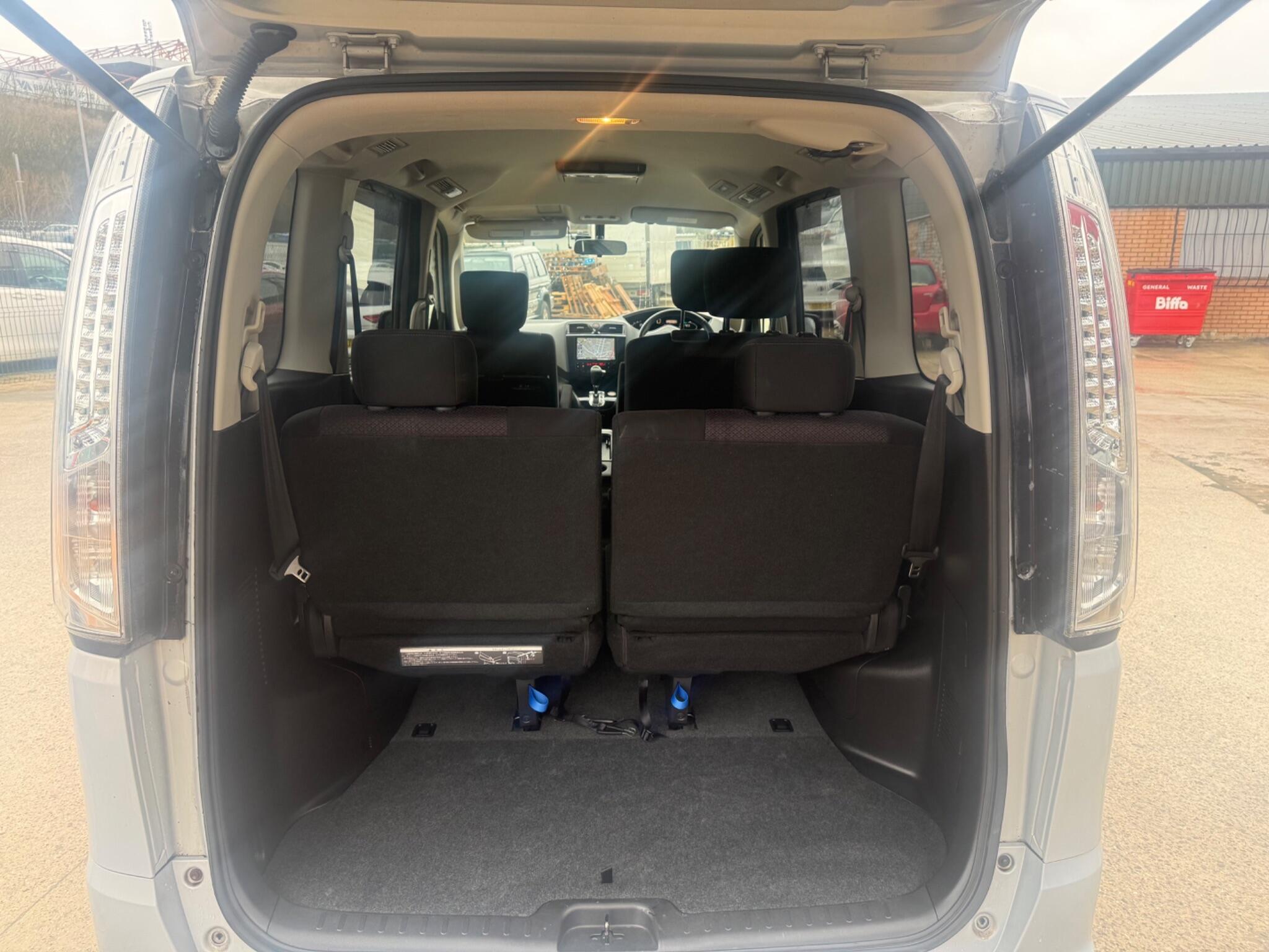 Nissan Serena - Image 8