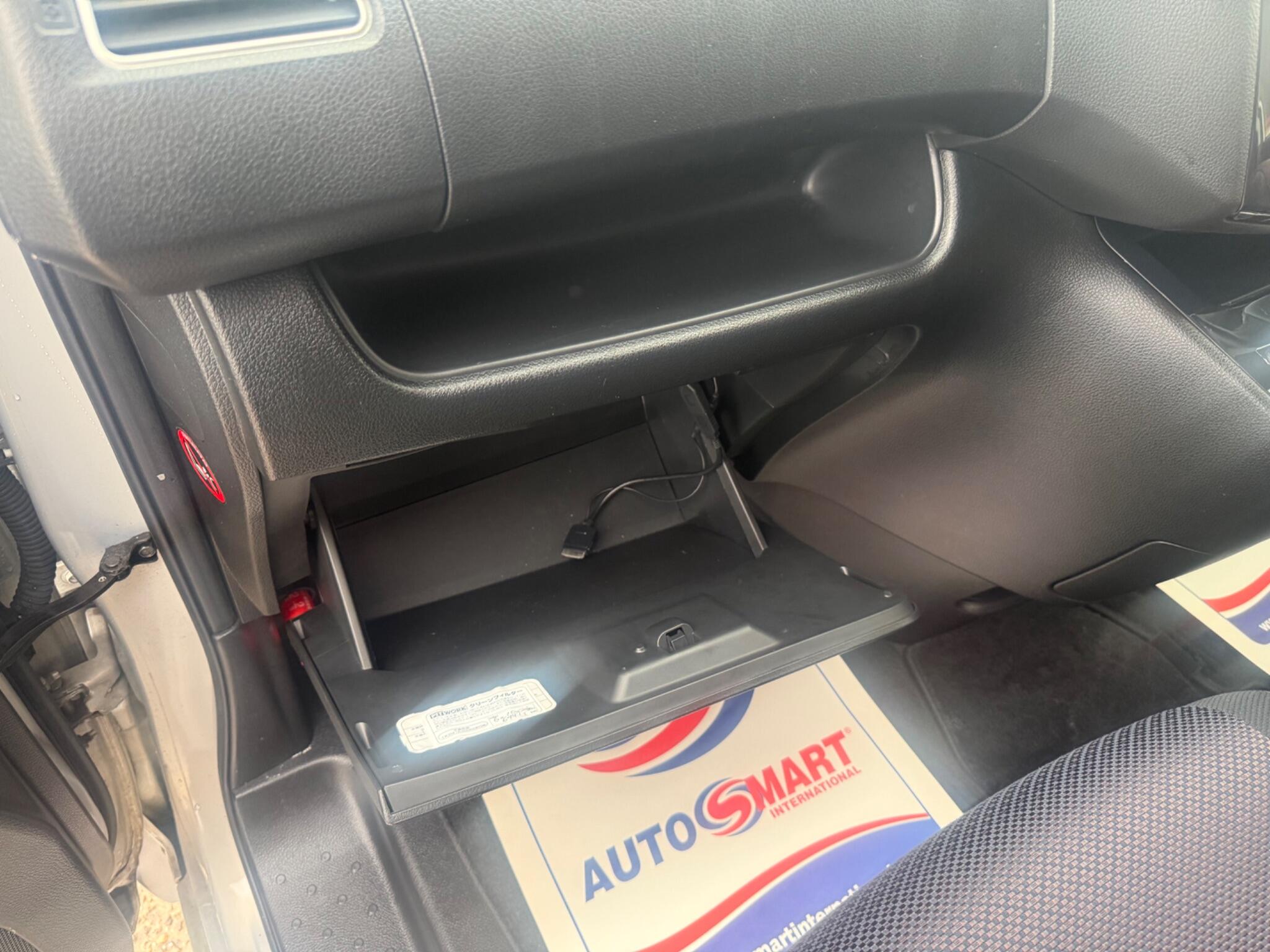 Nissan Serena - Image 12