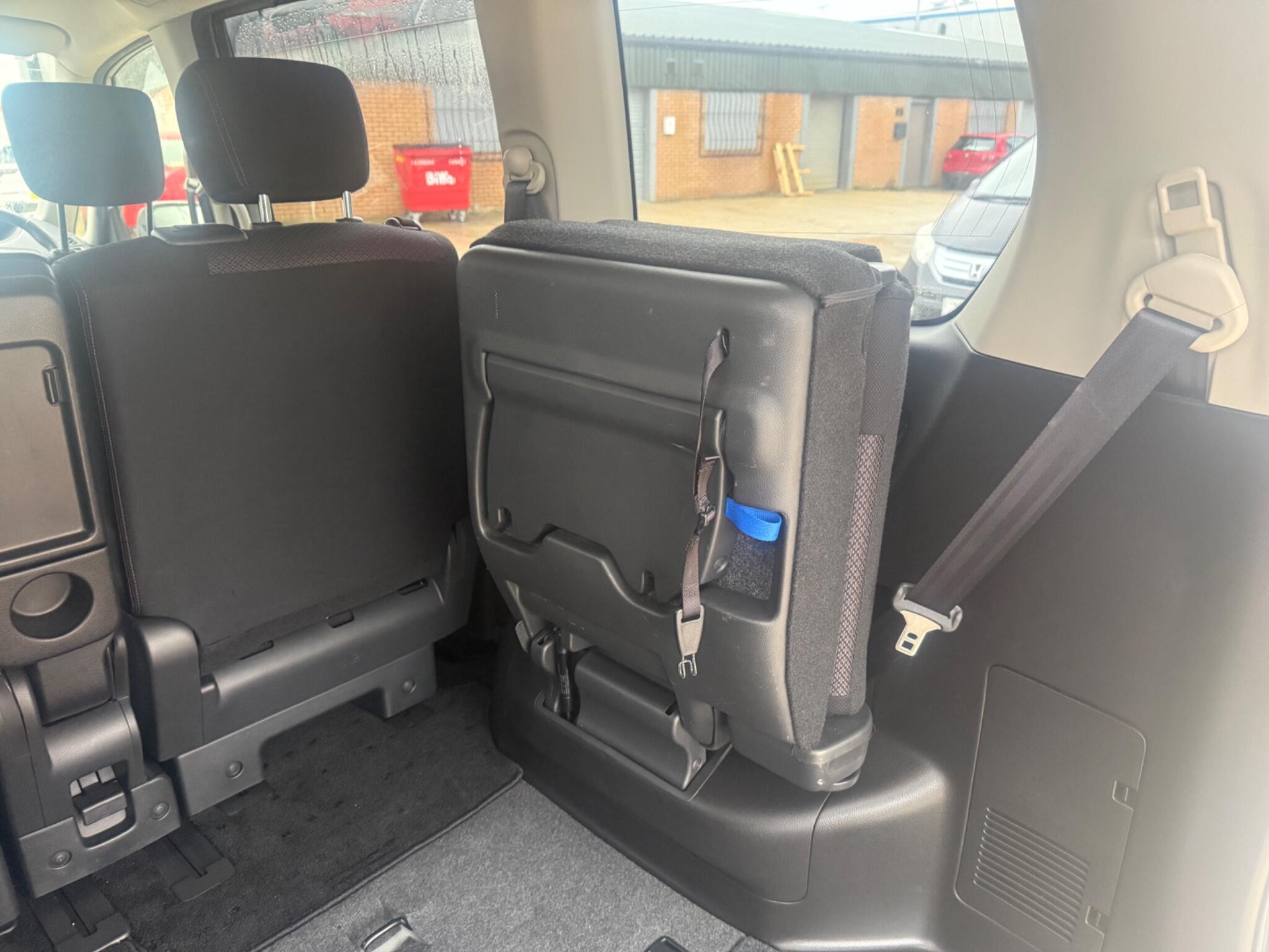 Nissan Serena - Image 16