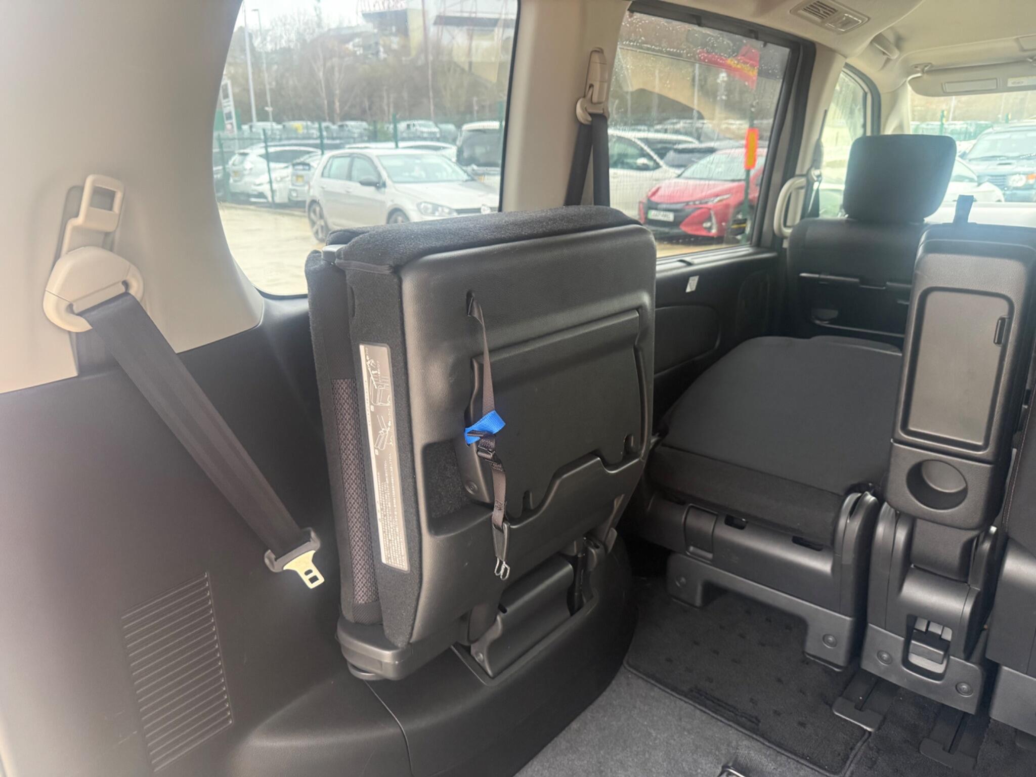 Nissan Serena - Image 18