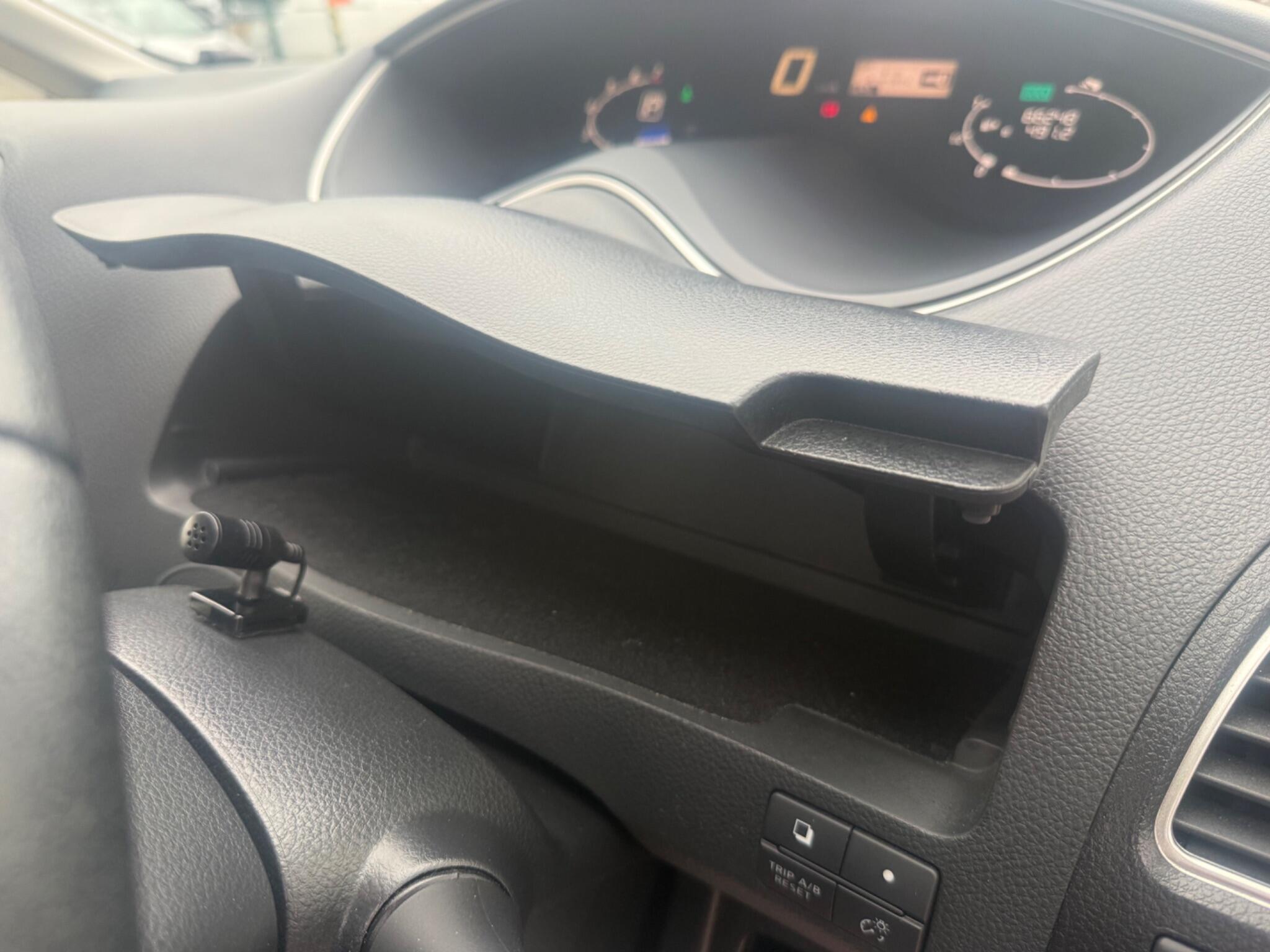 Nissan Serena - Image 23