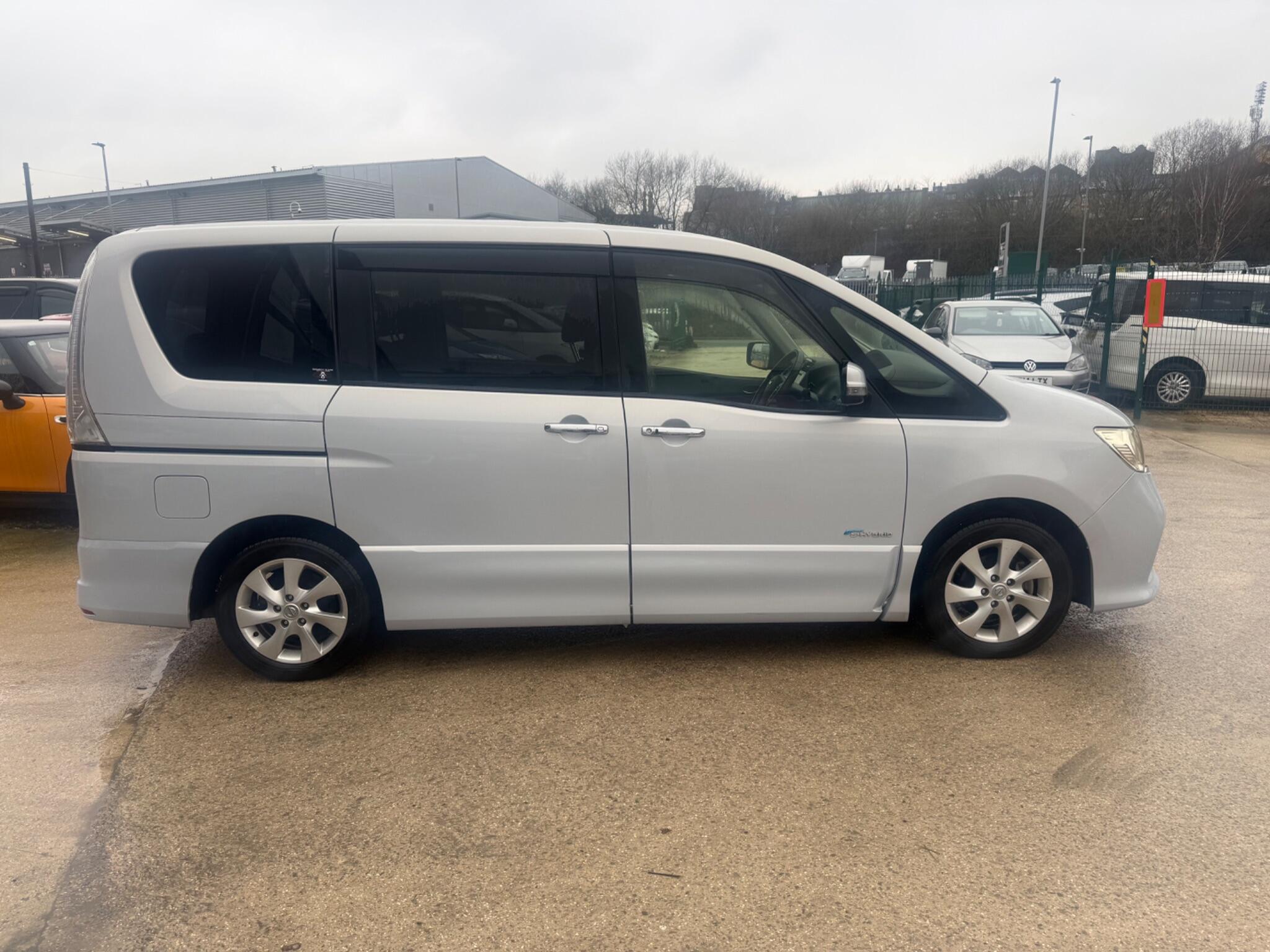 Nissan Serena - Image 30