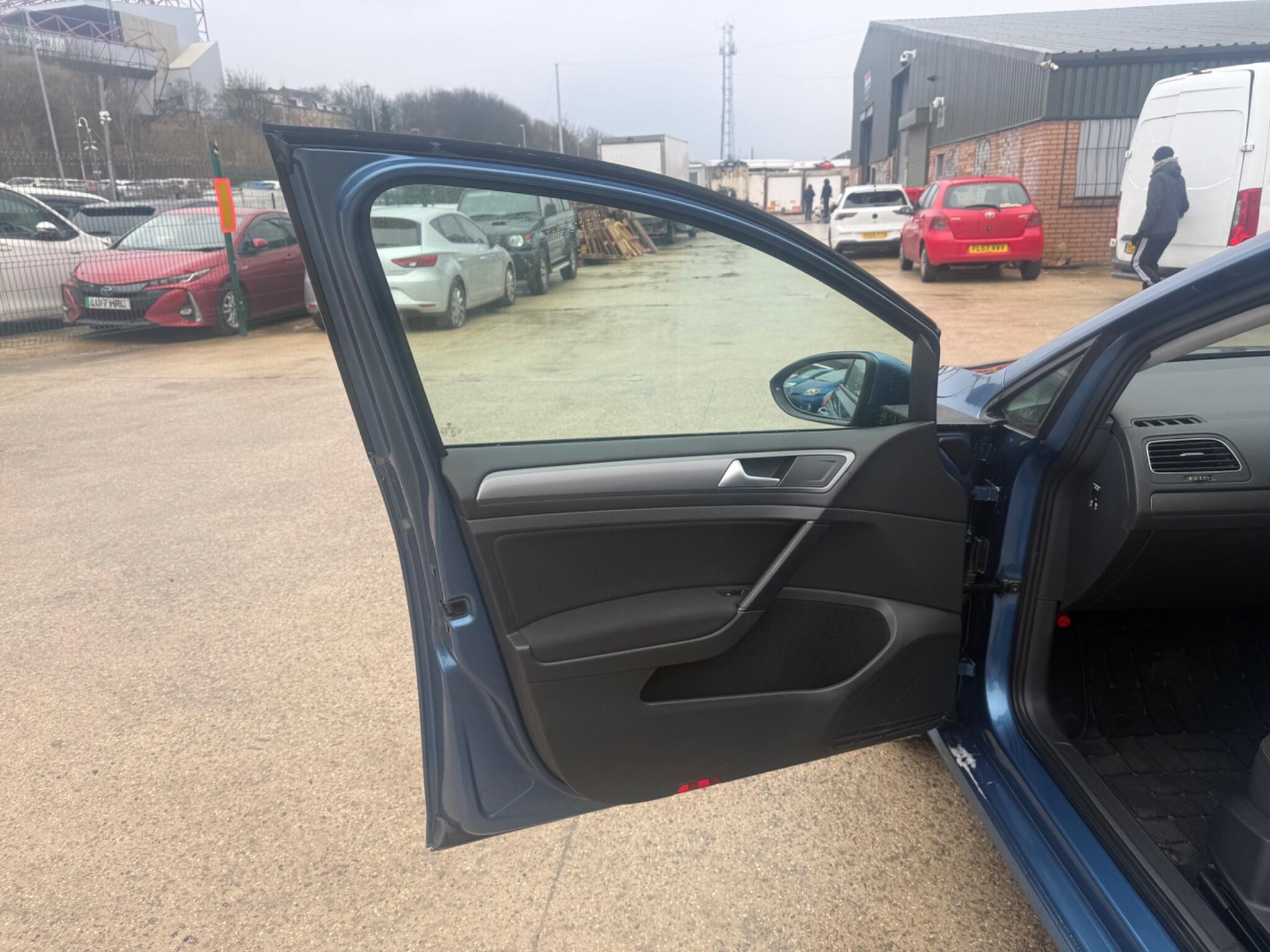 Volkswagen Golf - Image 9