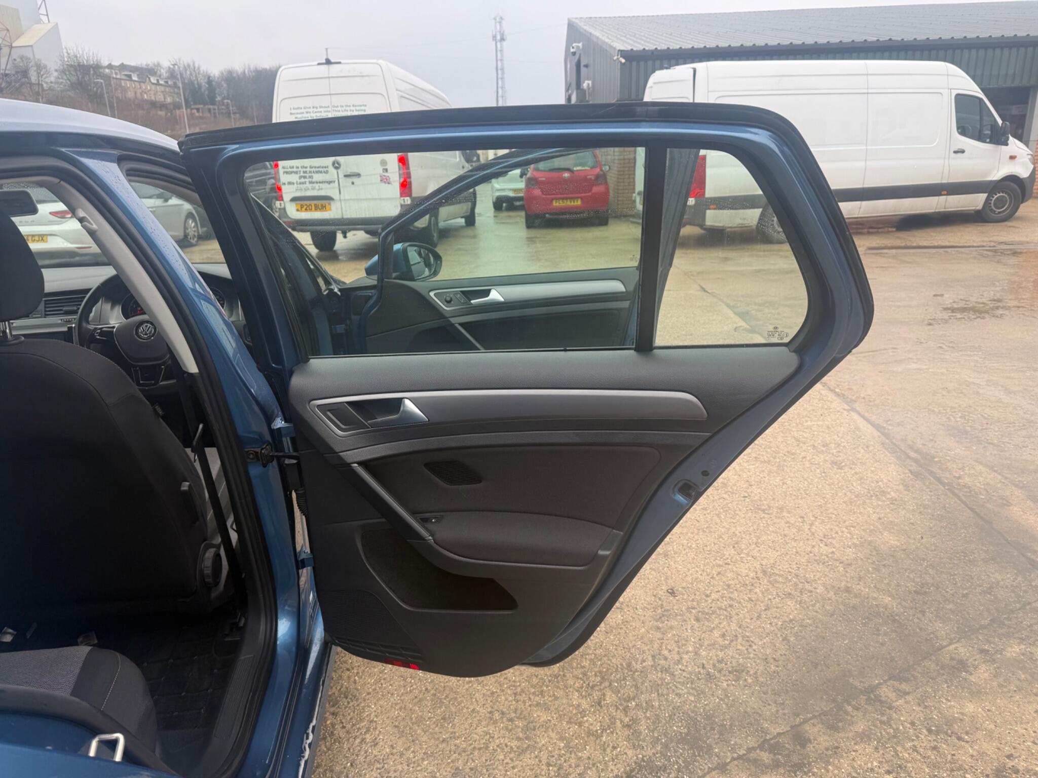 Volkswagen Golf - Image 11