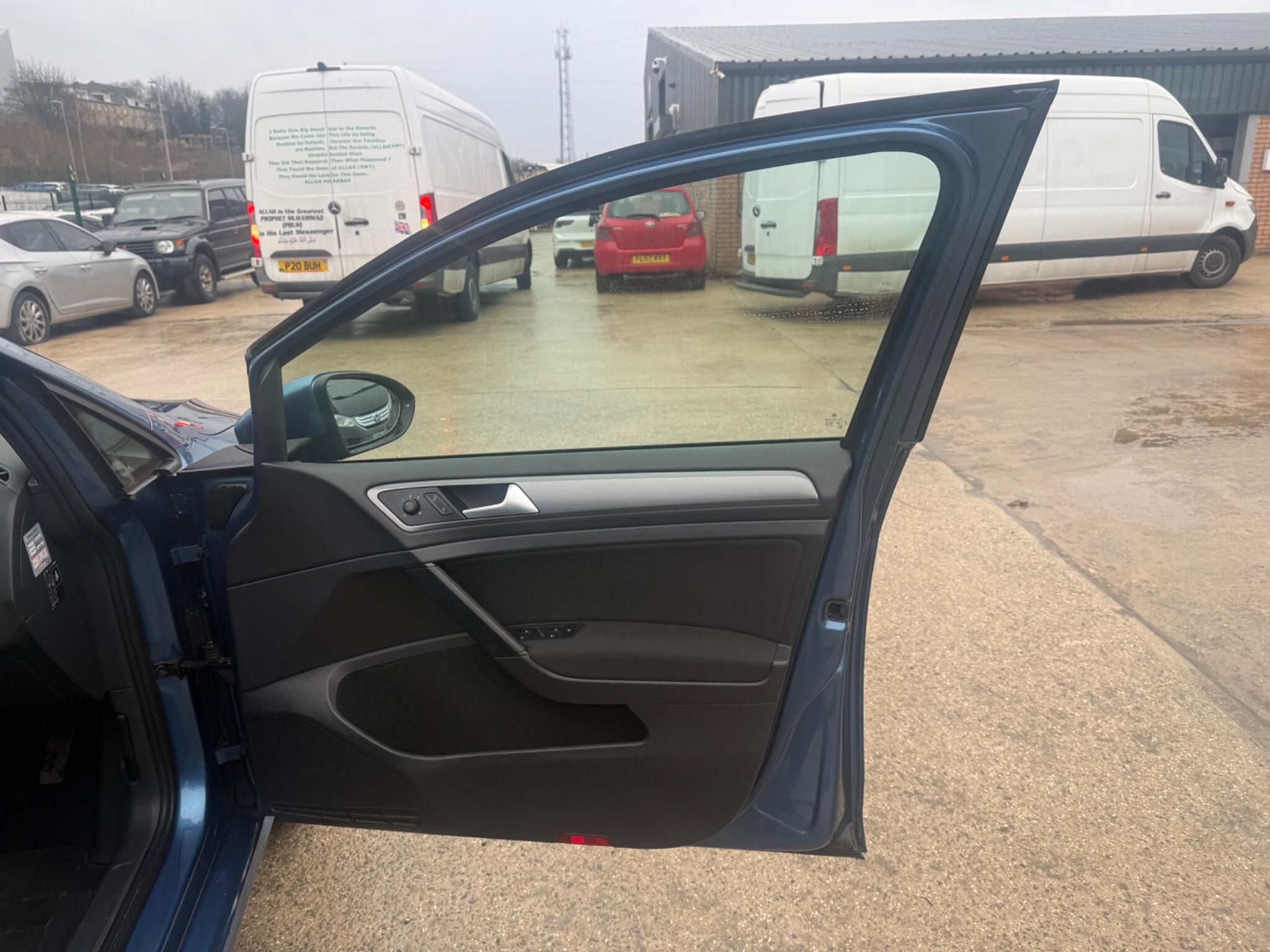 Volkswagen Golf - Image 12