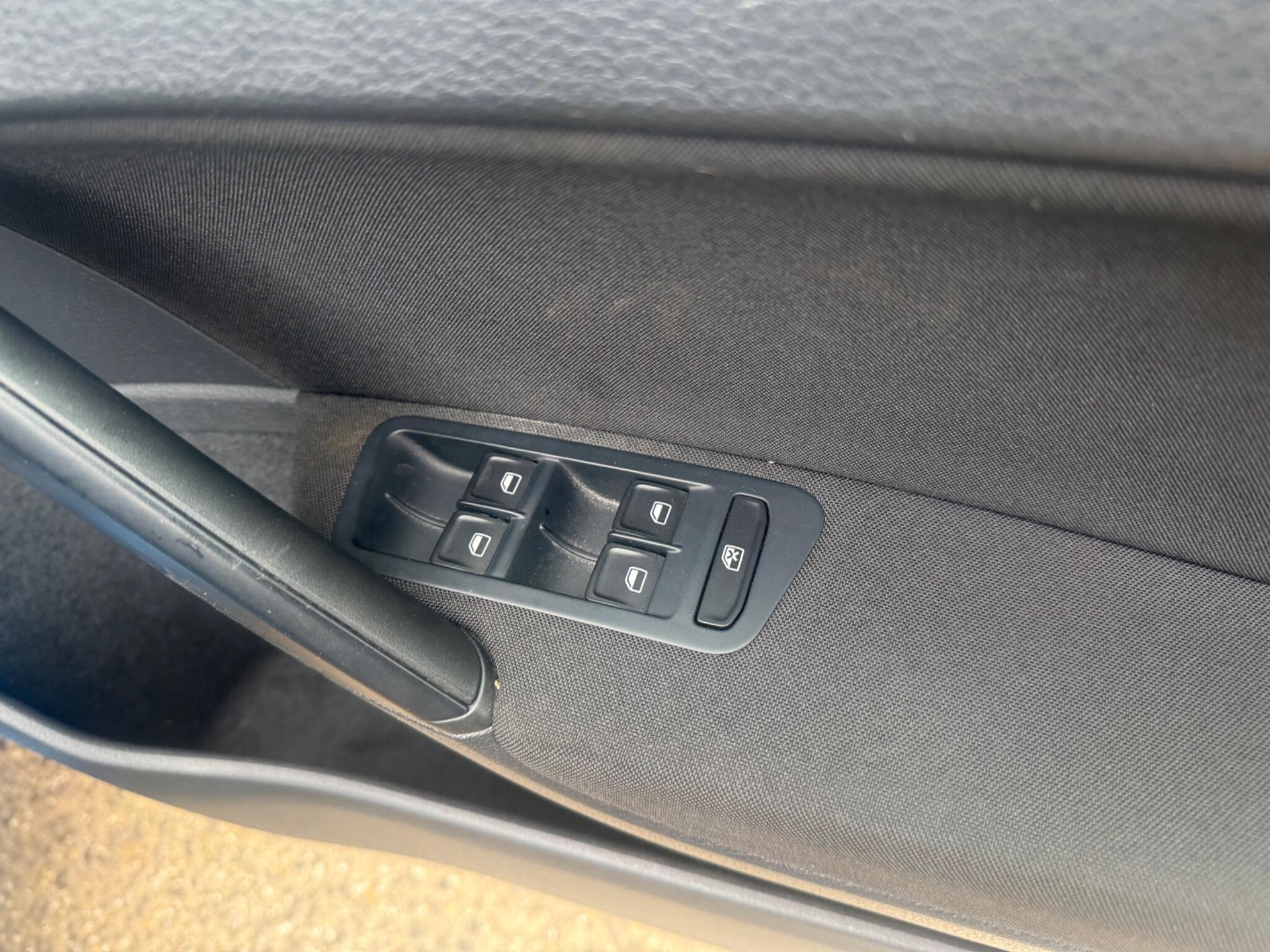 Volkswagen Golf - Image 27