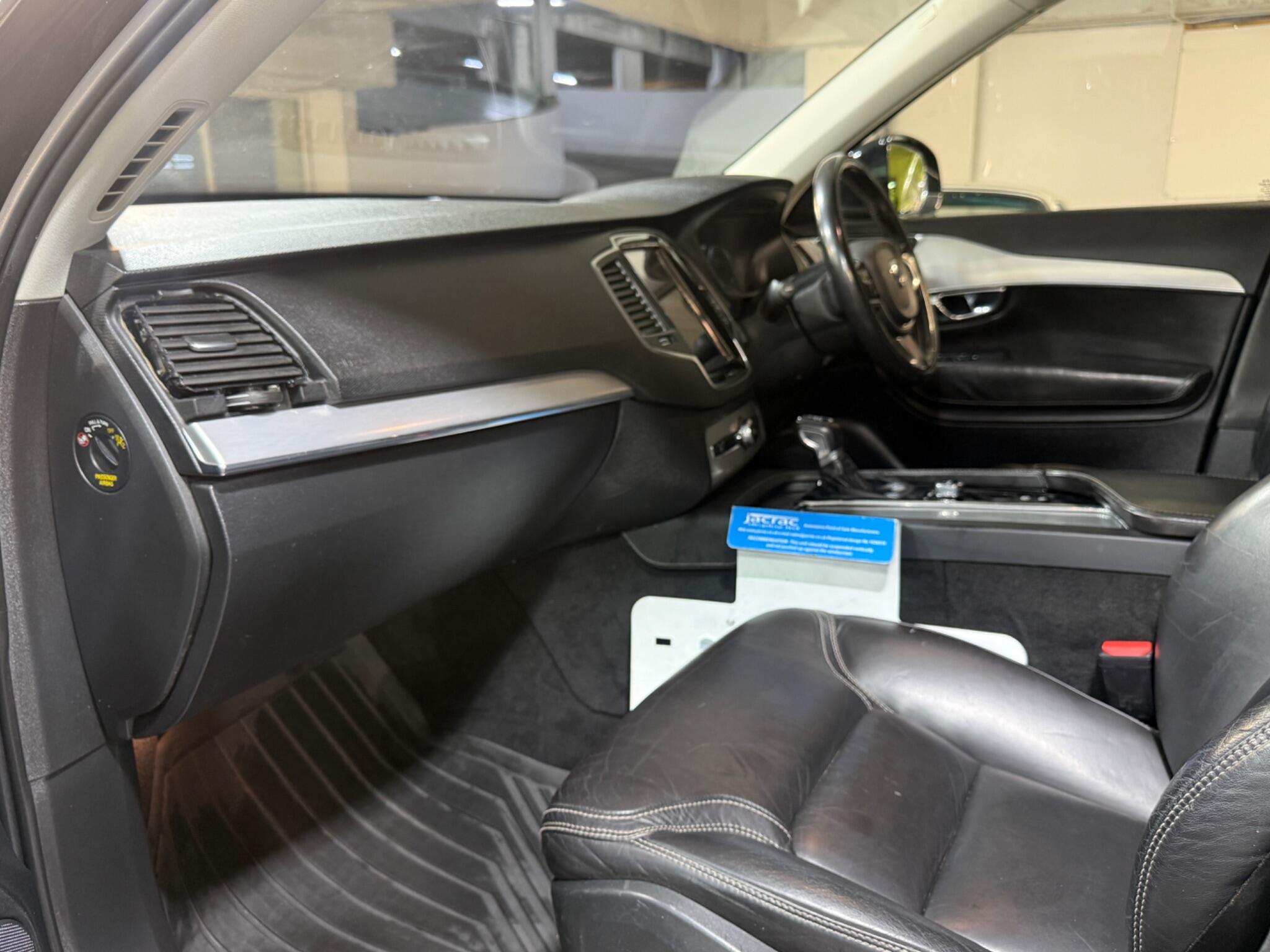 Volvo XC90 - Image 10