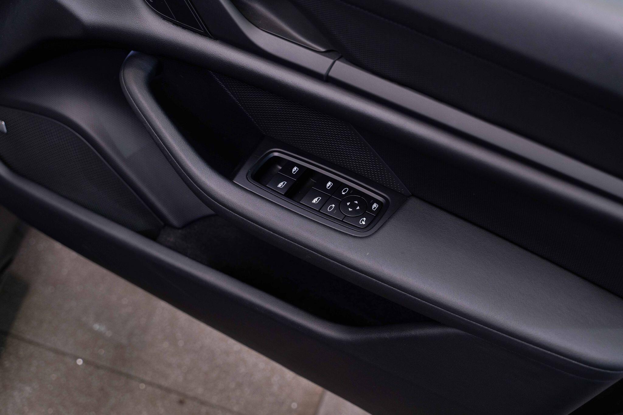 Porsche Taycan - Image 8