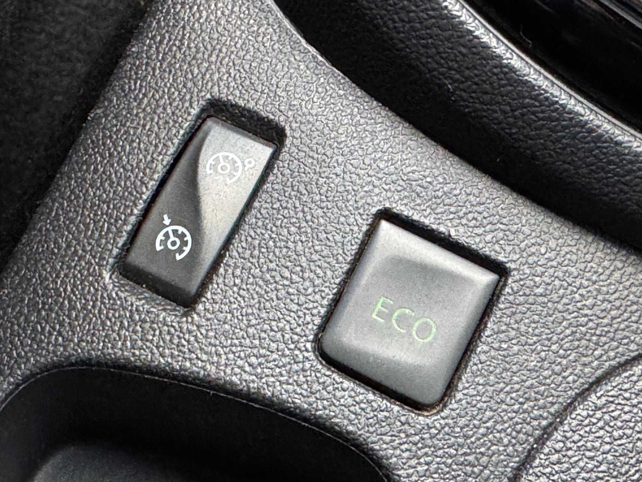 Renault Captur - Image 28