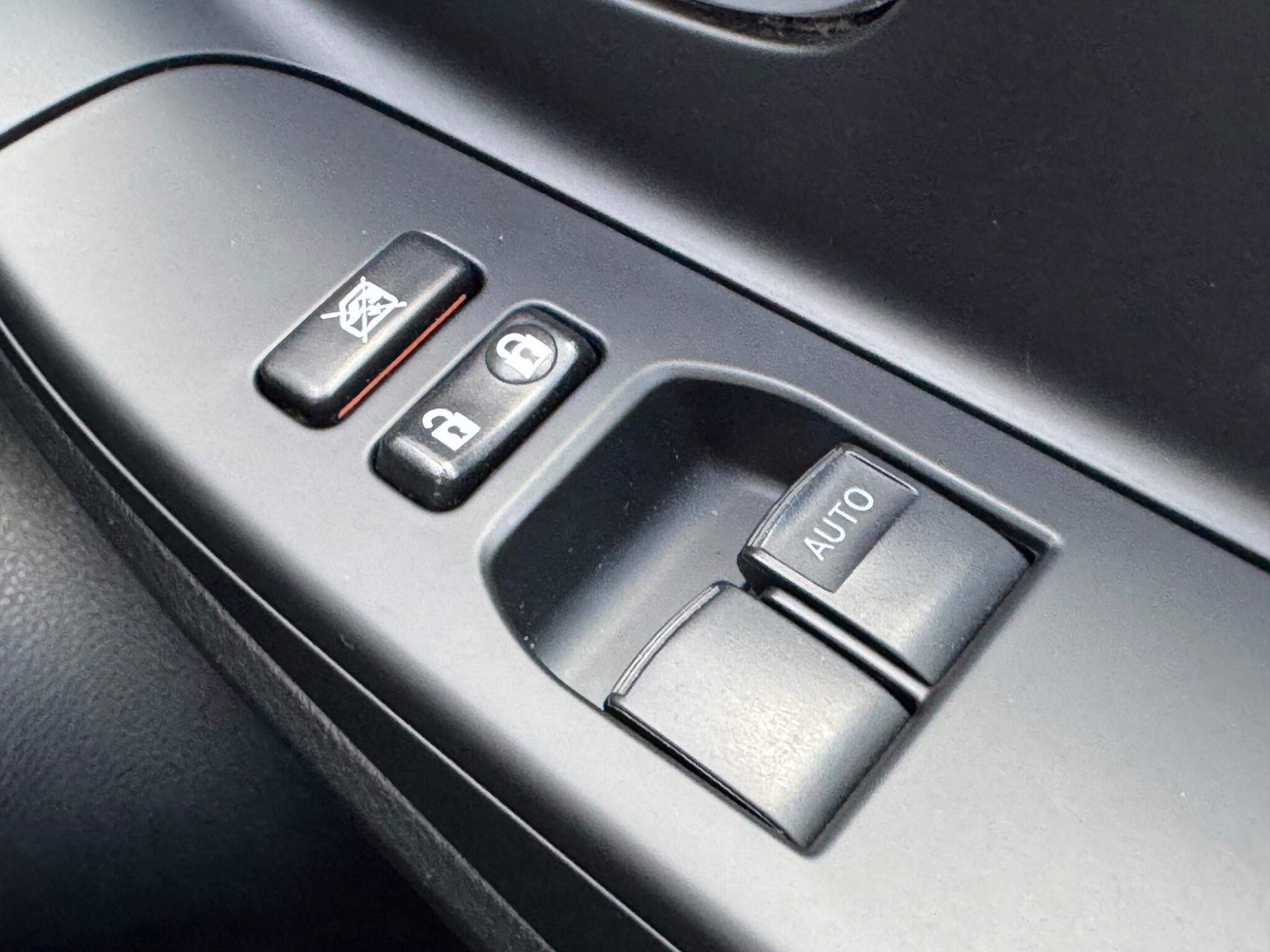 Toyota Yaris - Image 25