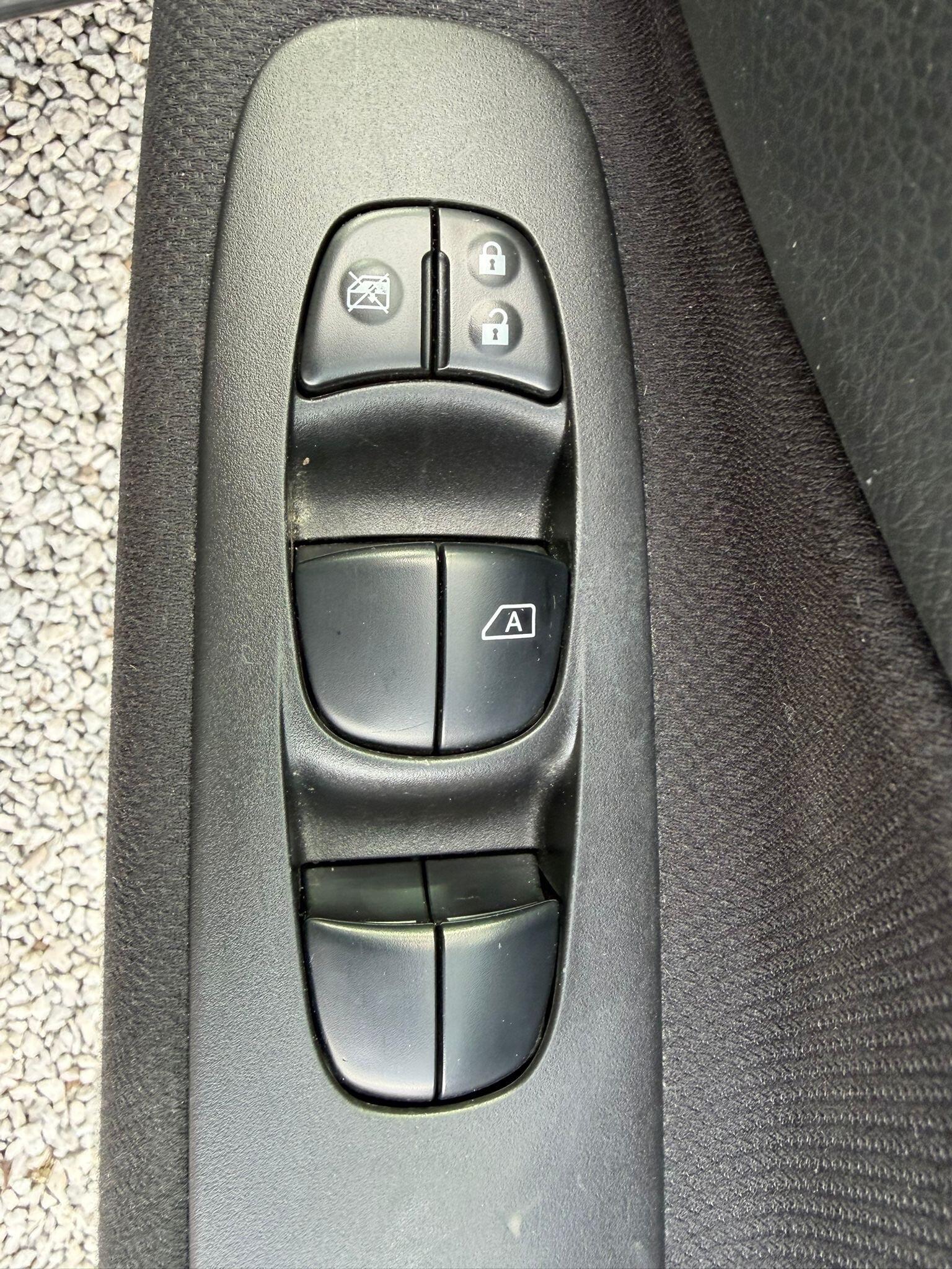 Nissan Serena - Image 9