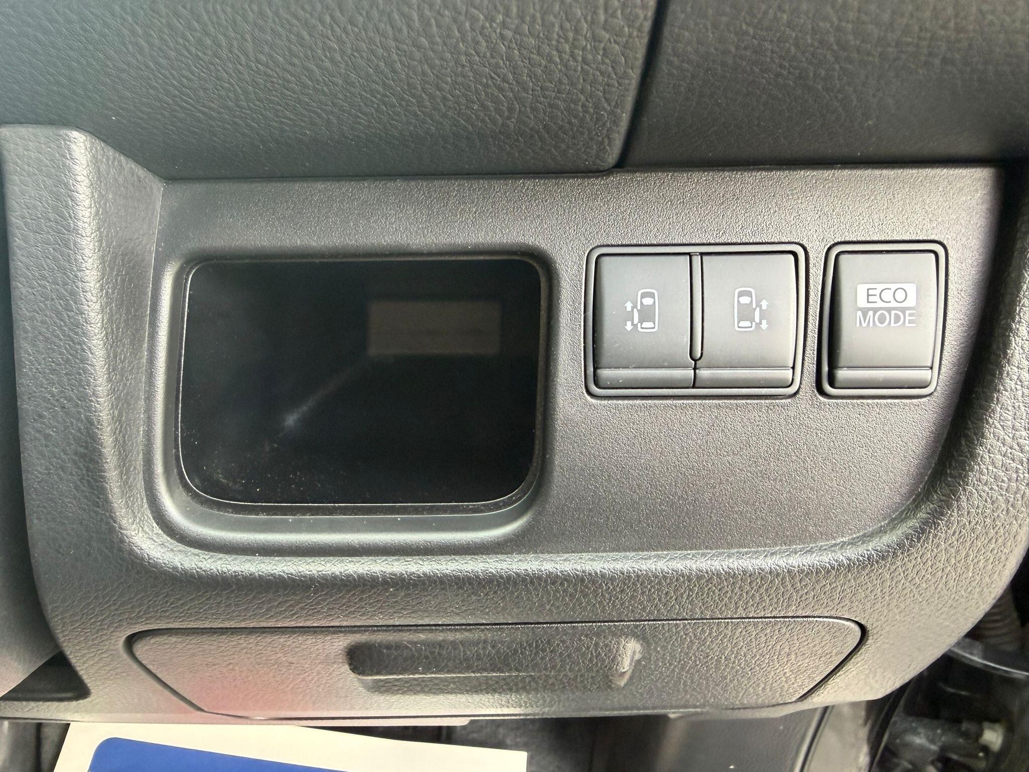 Nissan Serena - Image 10