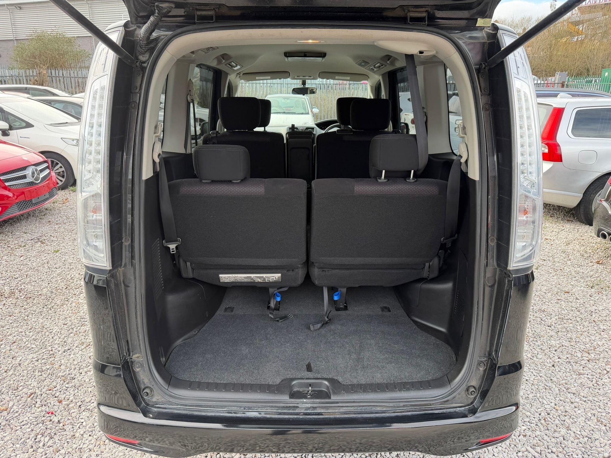 Nissan Serena - Image 13