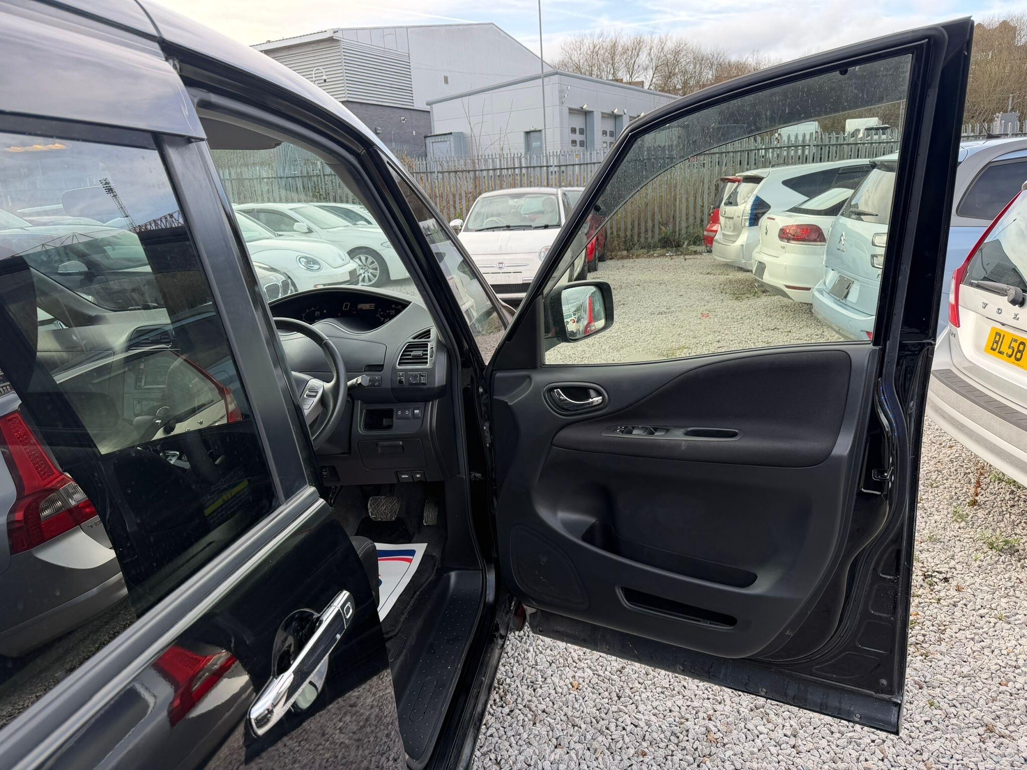 Nissan Serena - Image 14