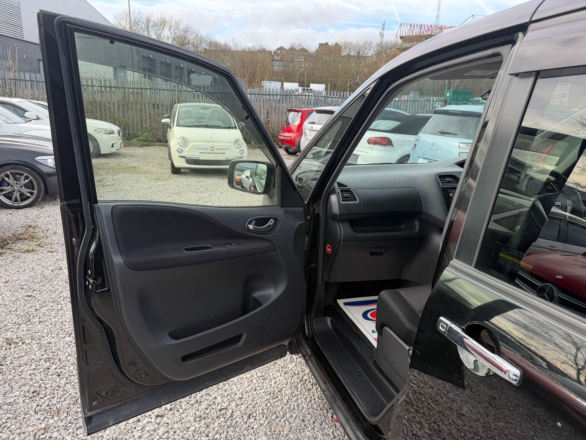 Nissan Serena - Image 15